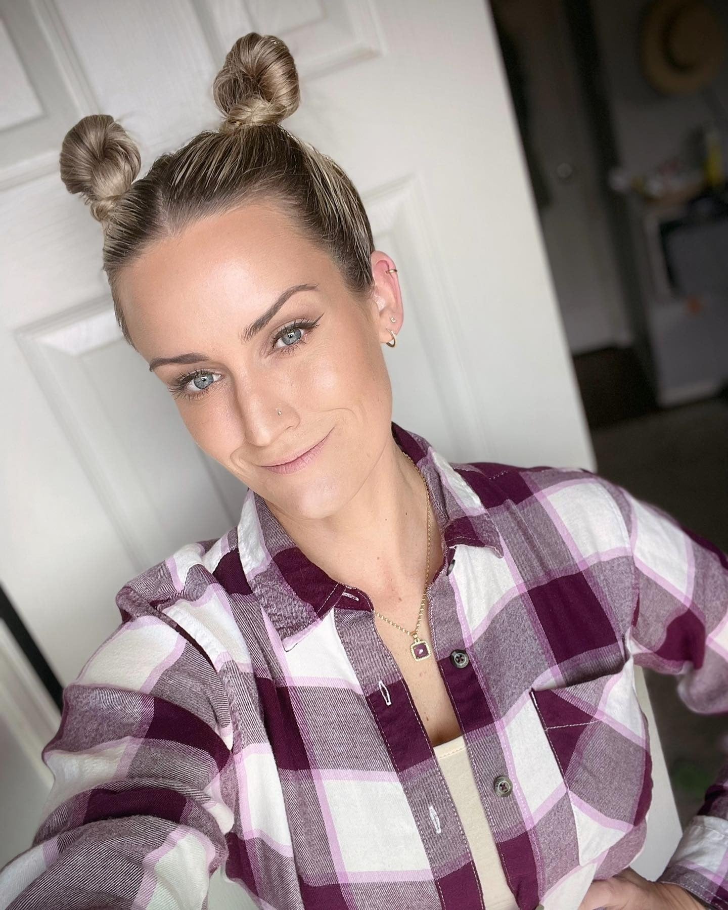 10. Enge verdrehte Brötchen mit Honigblonden Highlights (Space Buns Frisuren)