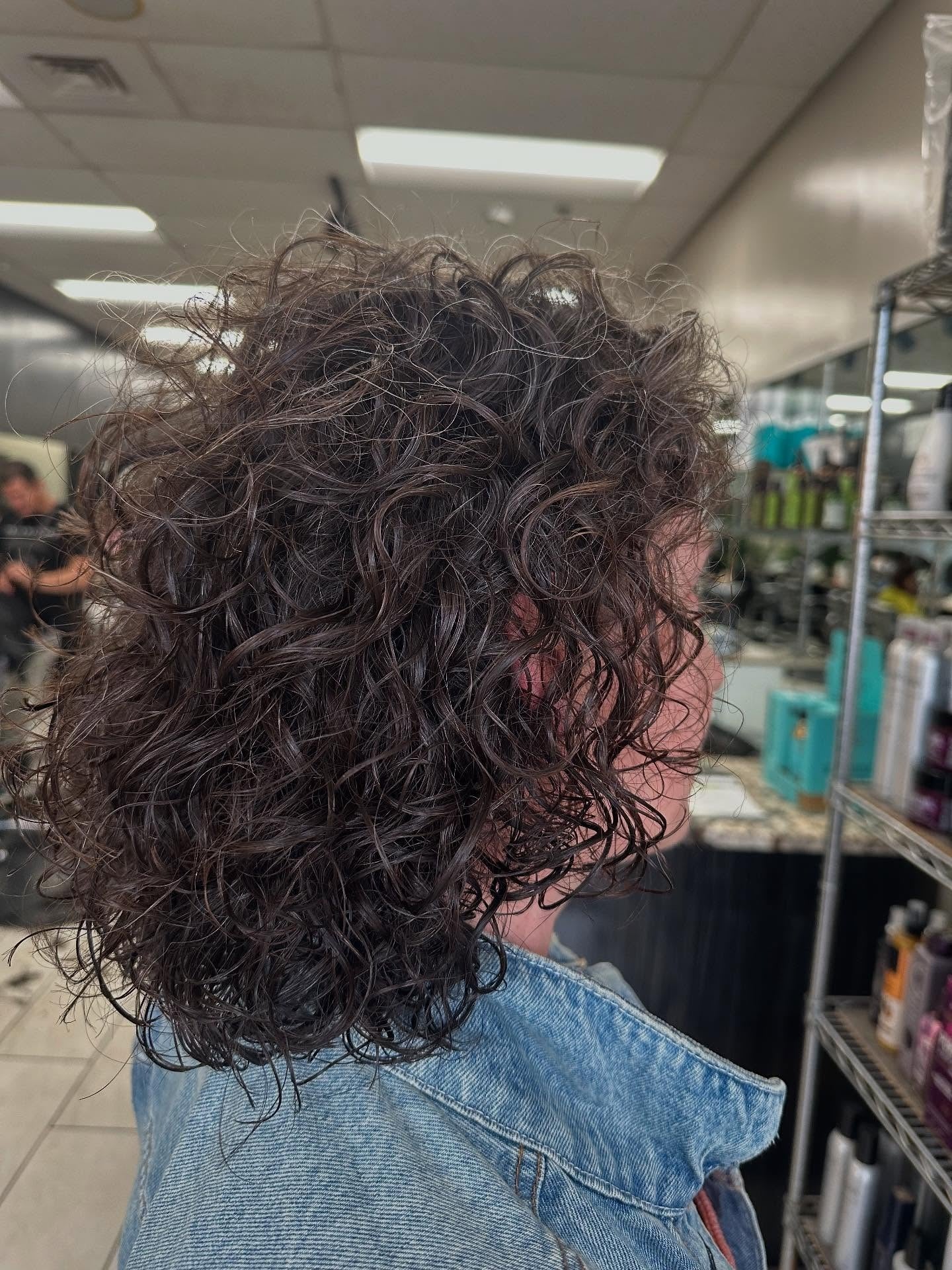 10. getrocknetes dunkler Perm mit lässigen Schichten (Perm Frisuren)