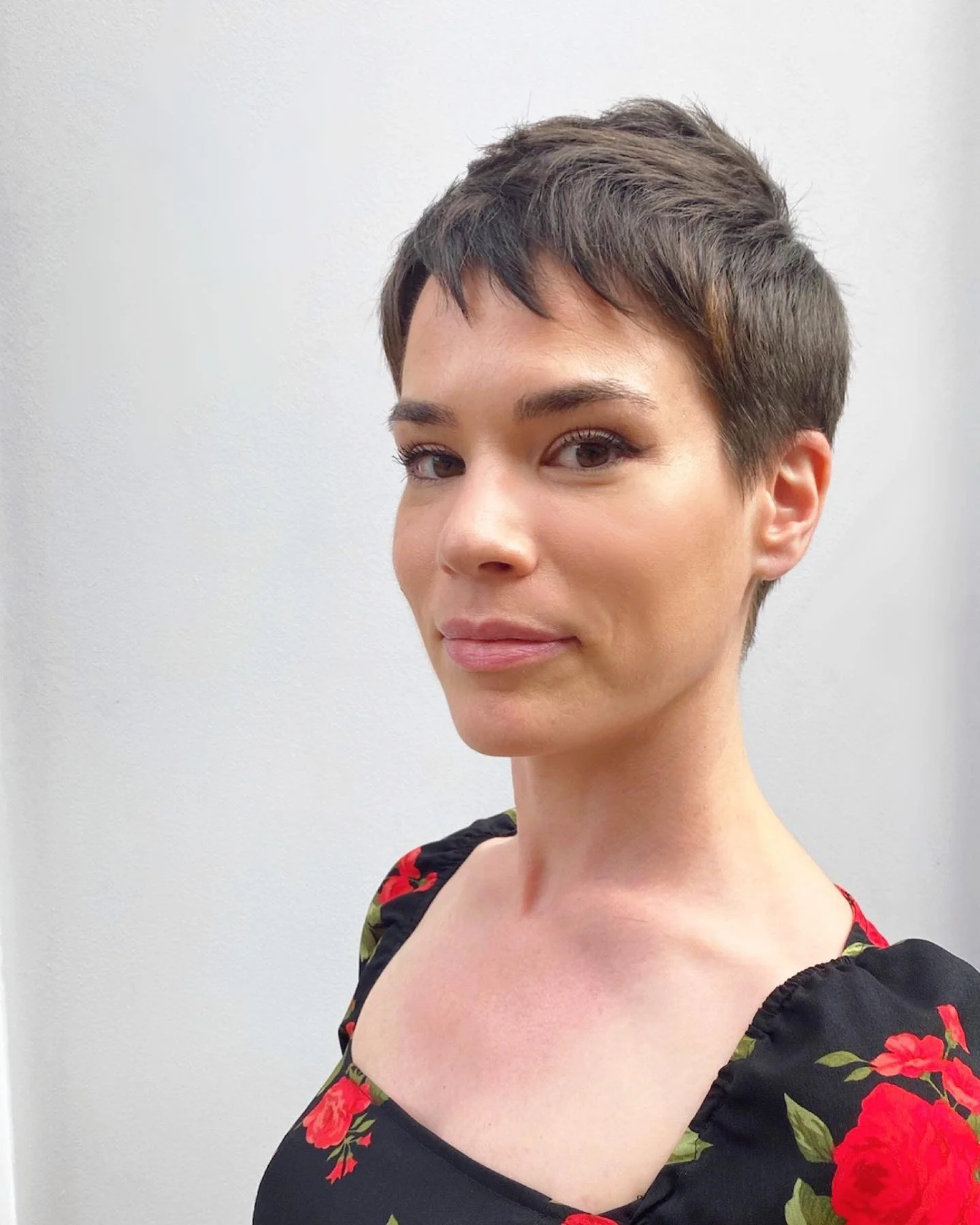 10. Zerzauster dunkler Pixie mit Mikrofransen (kurze Pixie-Frisuren für Frauen)