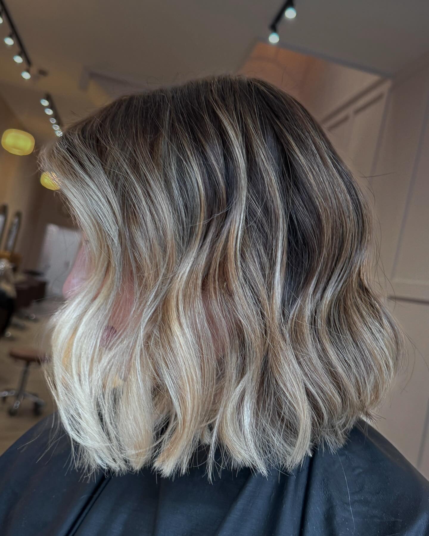 10. gehöreblonde Bob mit weichen Locken (mittlere Bob -Haarschnitte)
