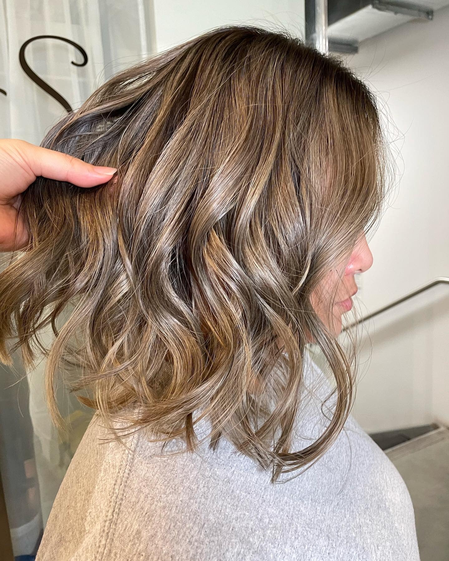 10. Tousled Medium Bob mit Mokka und Soft Blonde Dimension (Medium Bob Haircuts)