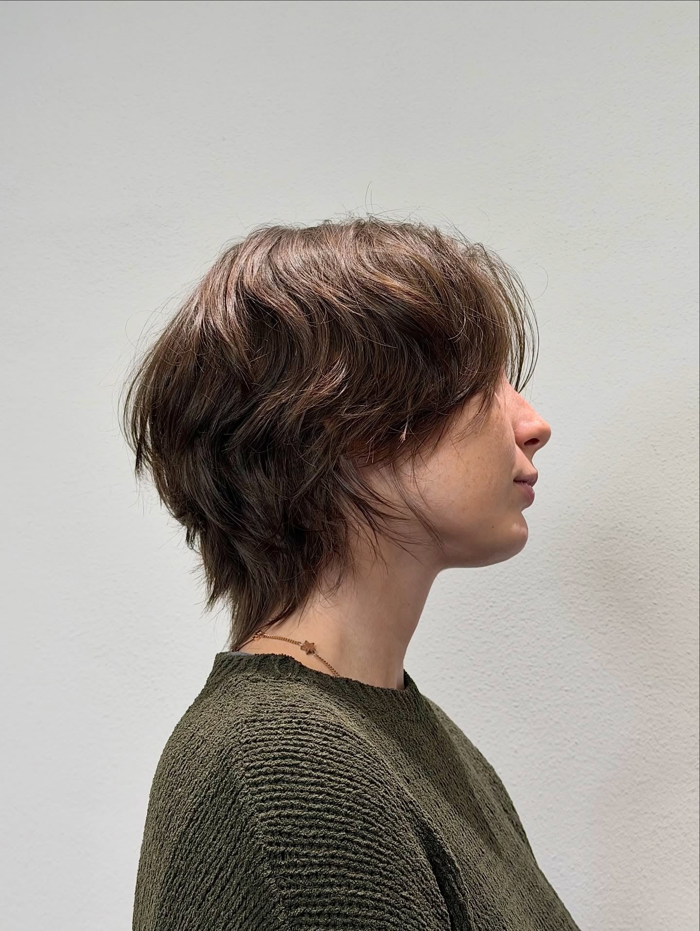 10. Tousled Mocha Layered Pixie (zottelige Pixie-Frisuren)