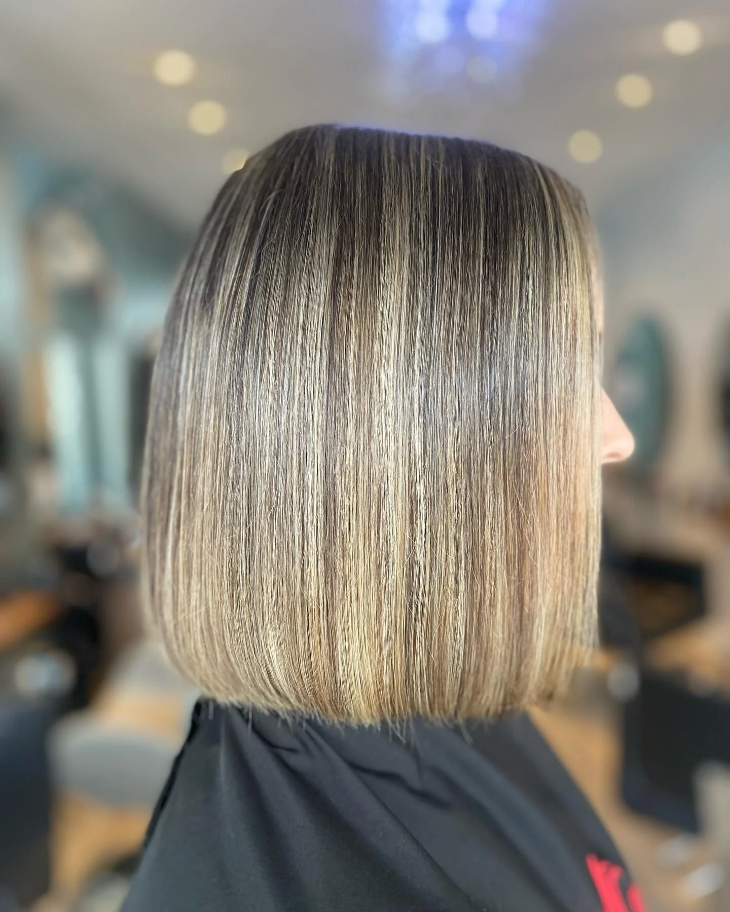 10. Ultraglatter, stumpfer Bob mit kühlem Sandblond (Blunt-Bob-Frisuren)