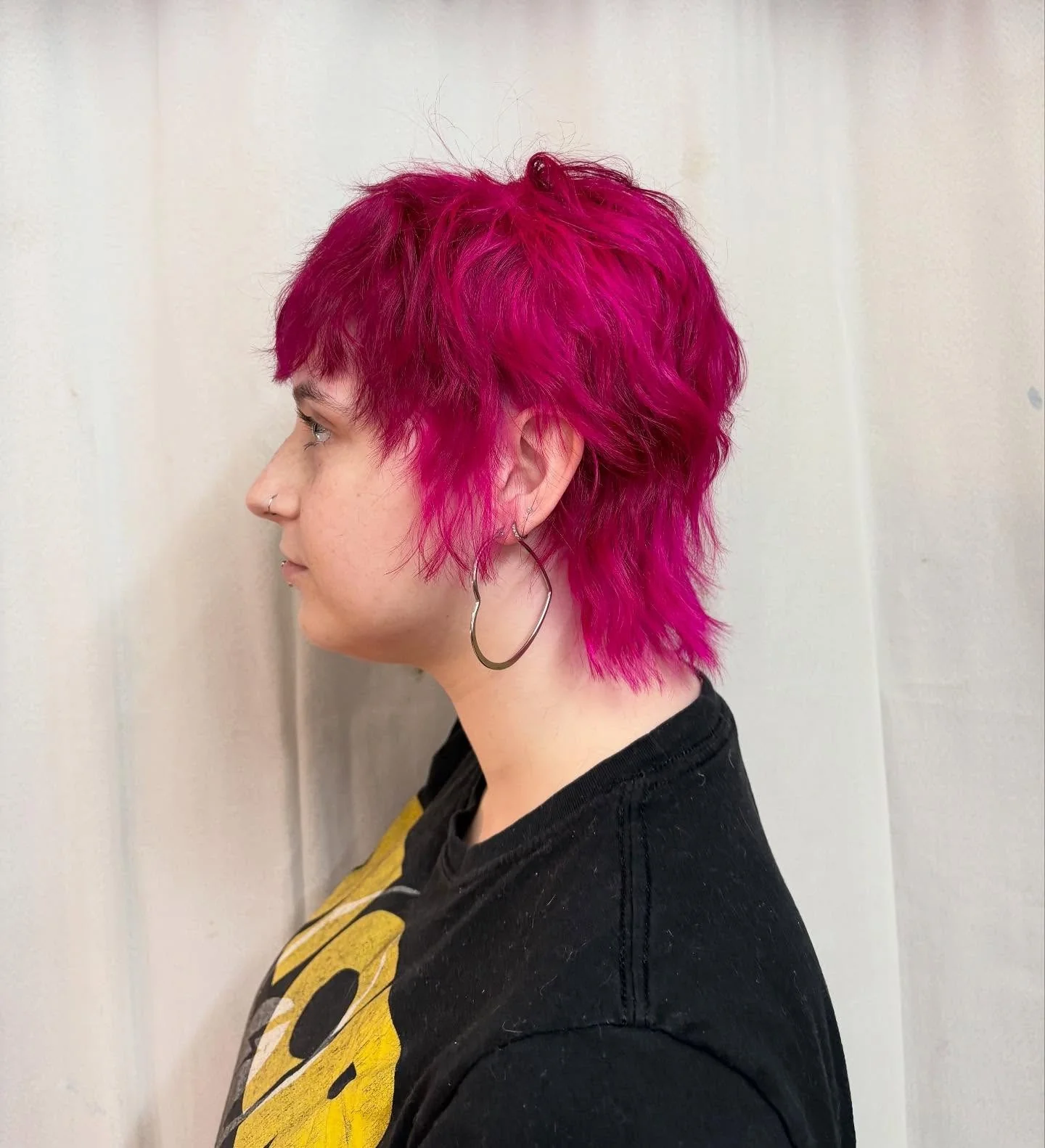 10. Vivid Magenta Choppy Mullet Pixie (kurzes, abgehacktes Haar)