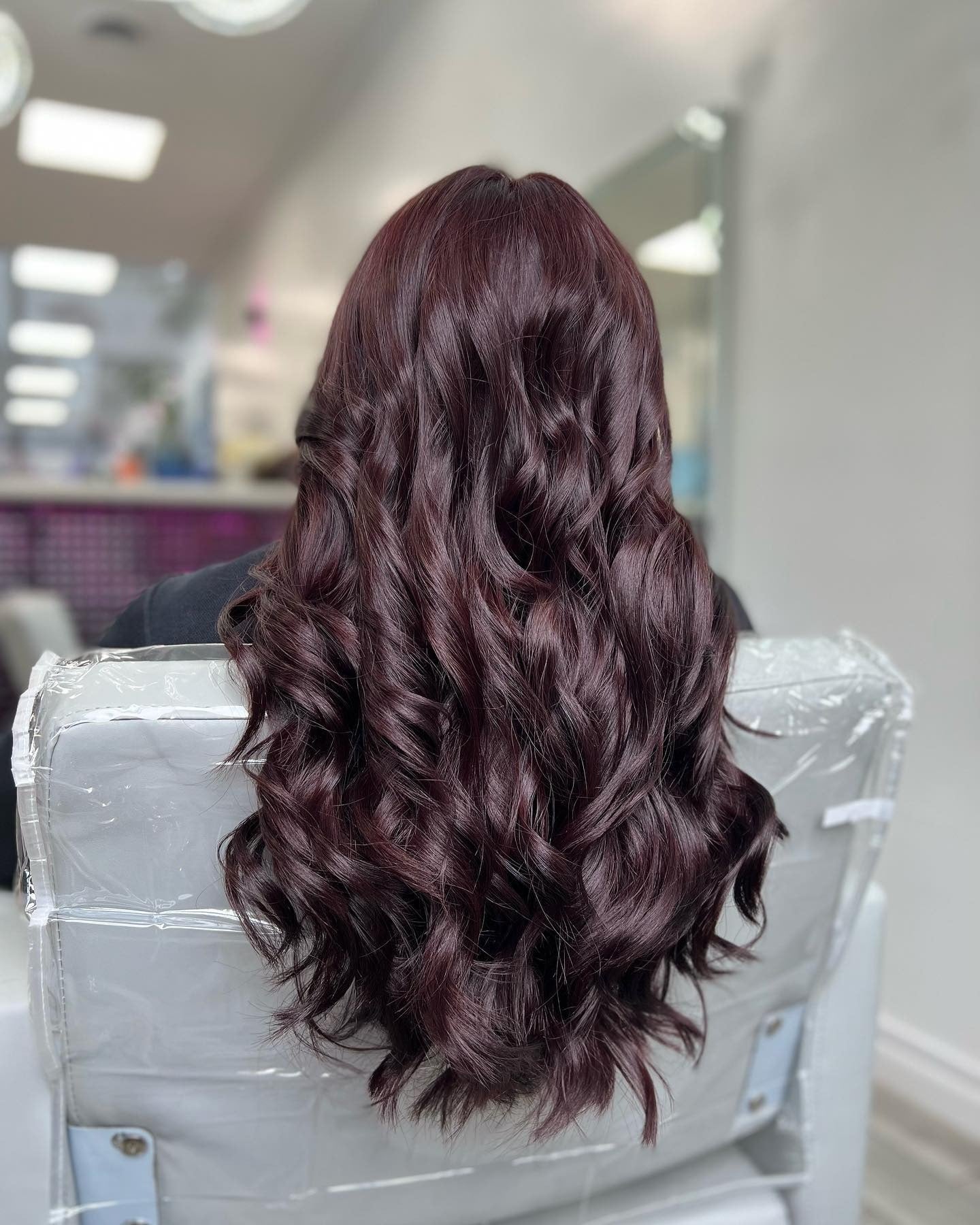 10. Voluminöse Locken mit Cherry Bordeaux -Finish (dunkle Burgund -Haarfarbe)
