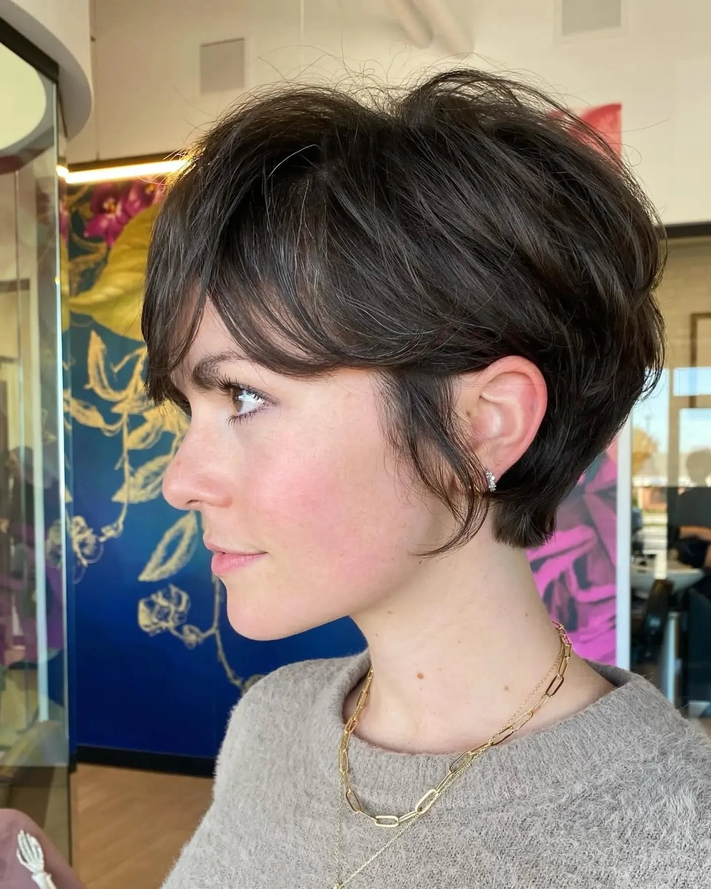 10. Voluminous Pixie Bob mit Pony (Pixie Frisuren mit Pony)