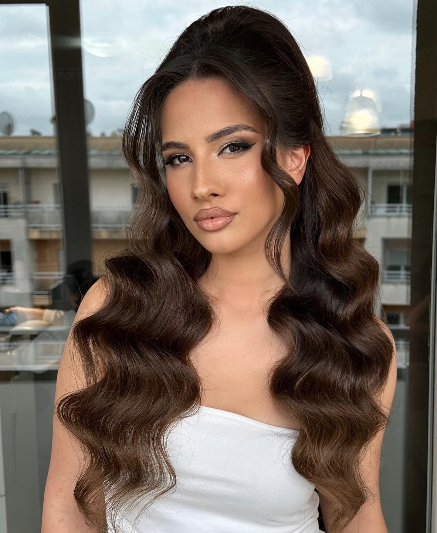 10. Voluminöse Retro -Schokoladenwellen (Frisuren mit langer Welle)