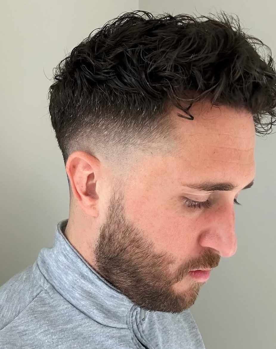 Curly Taper verblasst für ein längliches Gesicht