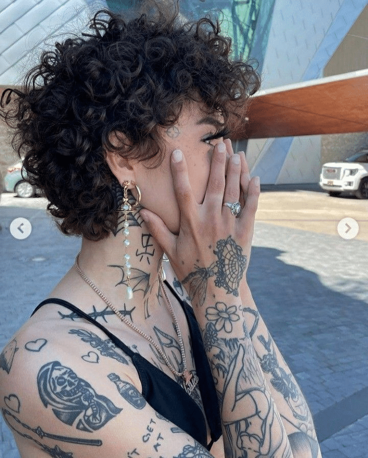 11. Verspielter lockiger Pixie mit Tattoos