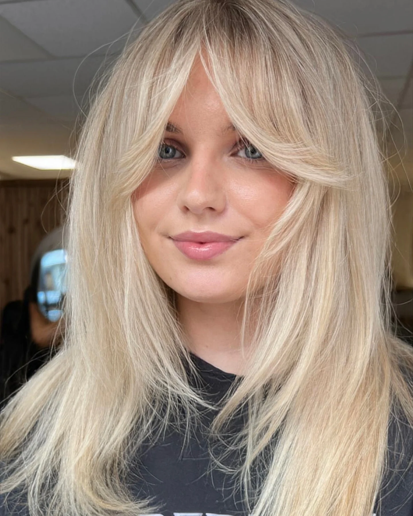 11. Luftiger Curtain Bangs mit sanftem Platinblond (Curtain Bangs-Frisuren)