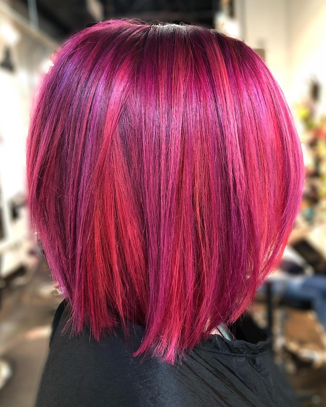 11. Abgled Magenta Bob mit feurigen roten Streifen (Magenta Haarfarbe)