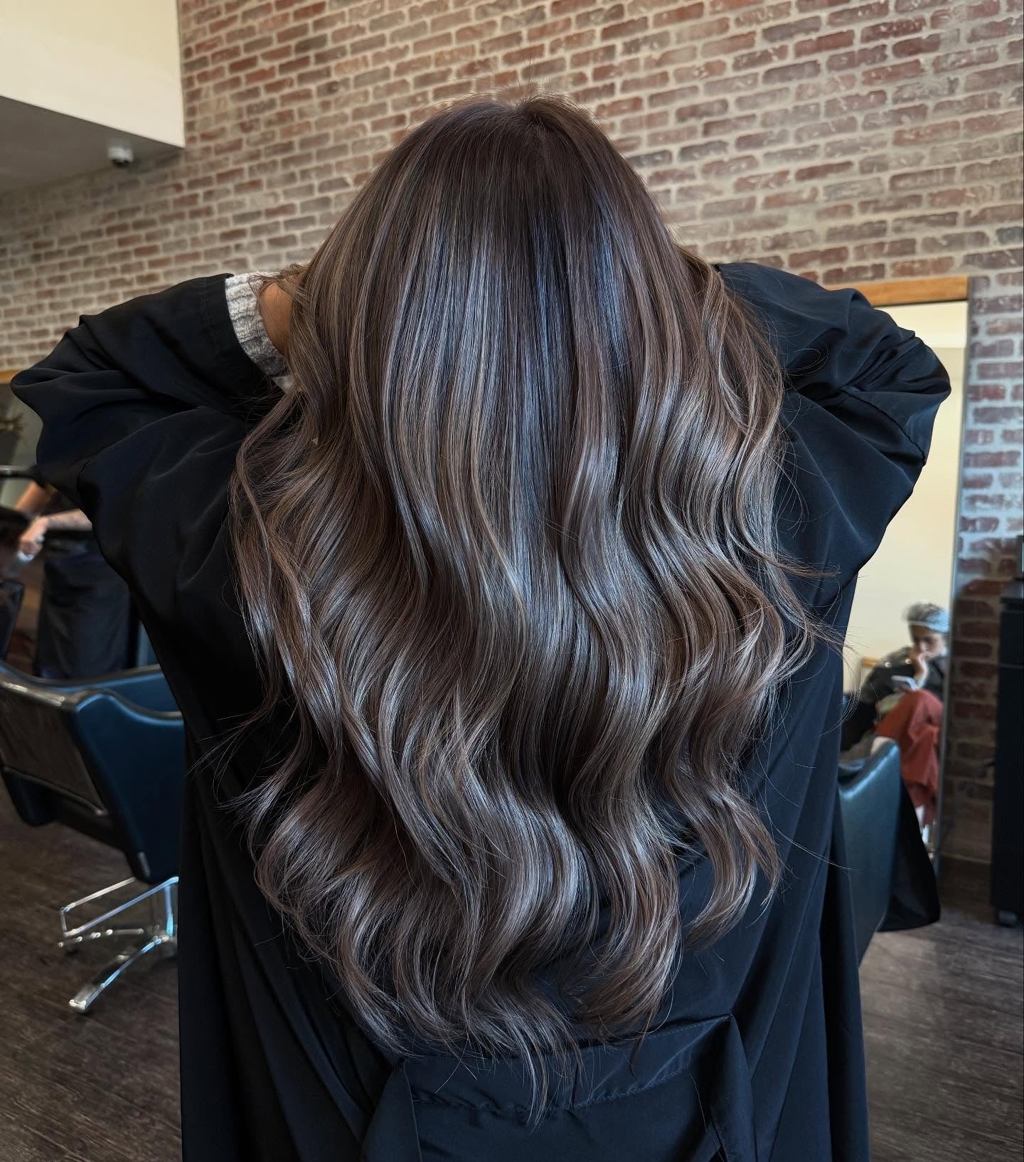 11. Asch-Mokka-Balayage mit langen, kaskadierenden Wellen (mittelbraunes Haar mit Highlights)