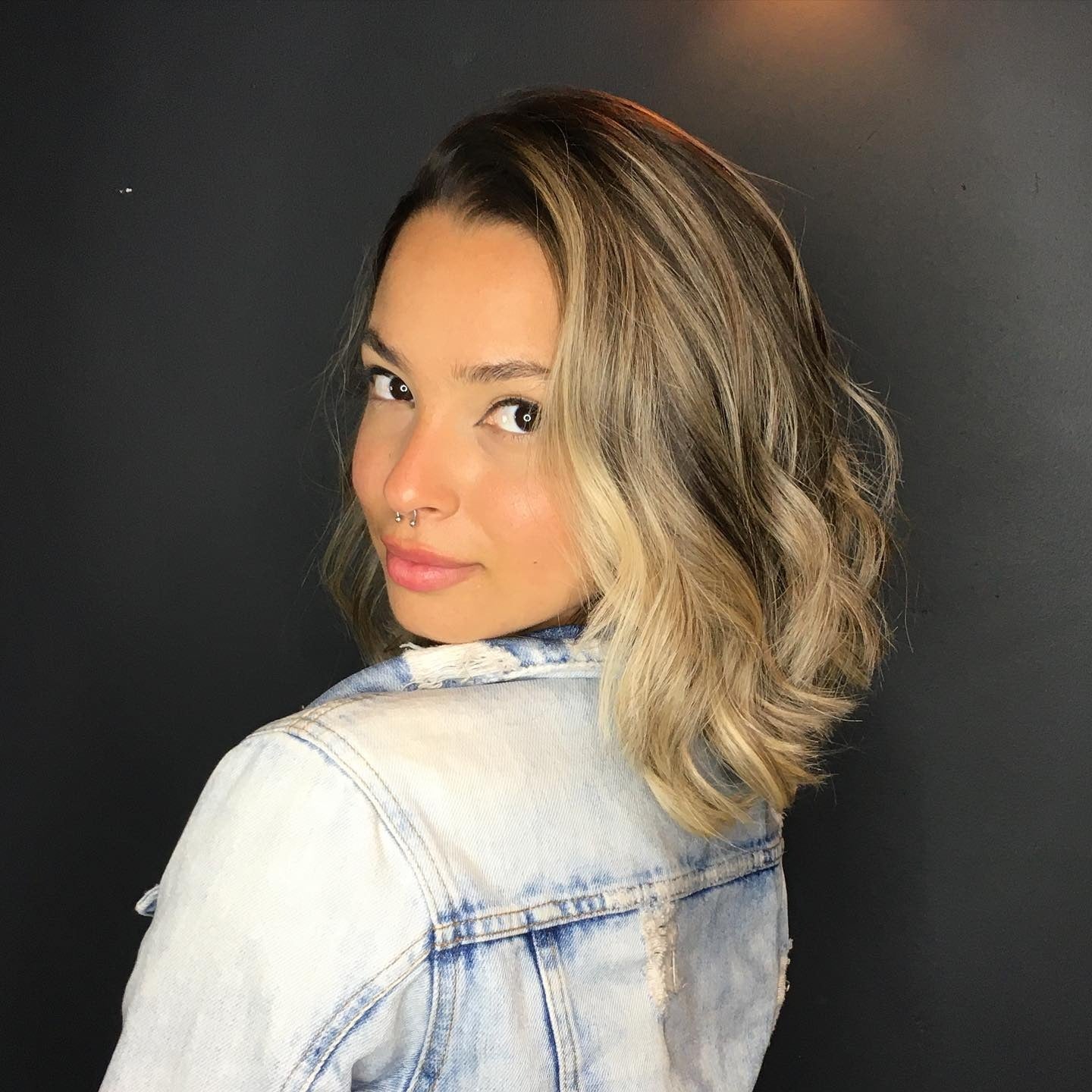 11. Ascheblonde Balayage -Wellen (kurze wellige Frisuren)