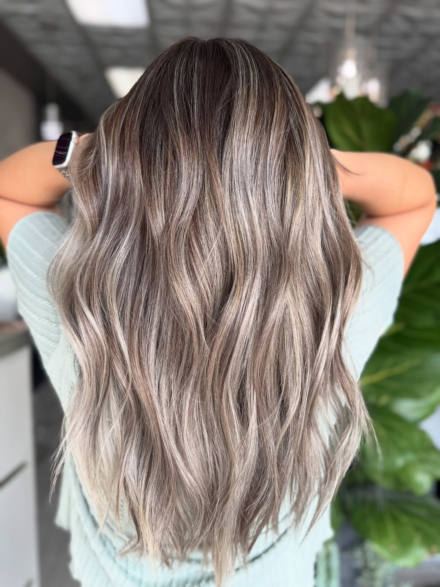 11. Aschblonde Balayage mit Schattenwurzel und lockeren Wellen (Aschblonde Haarfarbe)