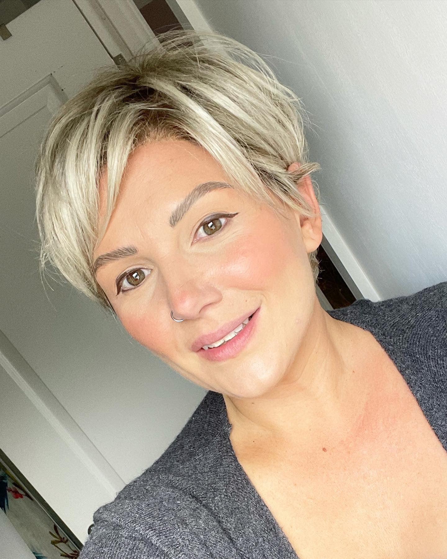 11. Aschblonder geschichteter Pixie (lange Pixie-Schnitte)