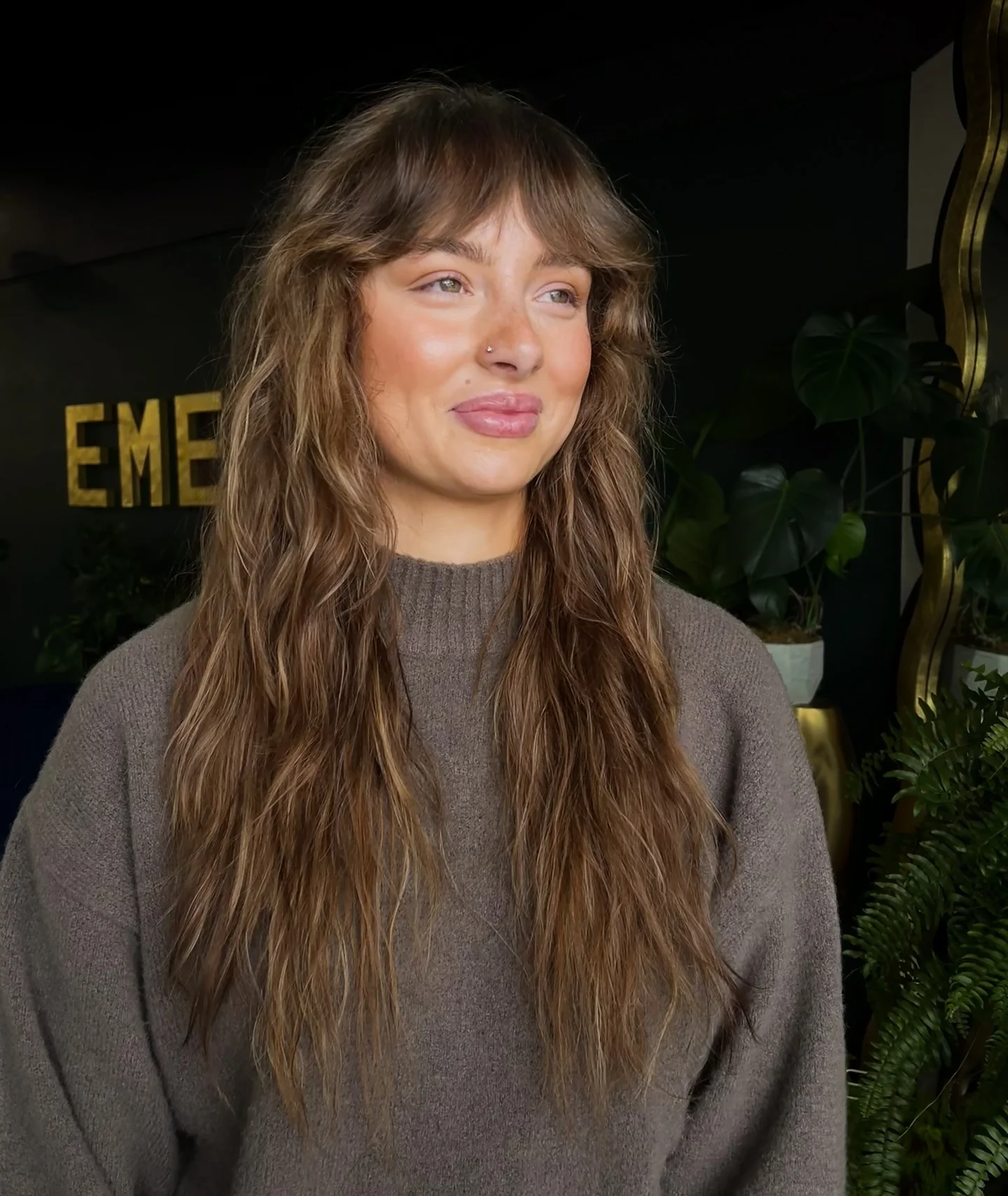 11. Ashy Chestnut Shag mit weichen Vorhangfransen (langes, struppiges Haar)