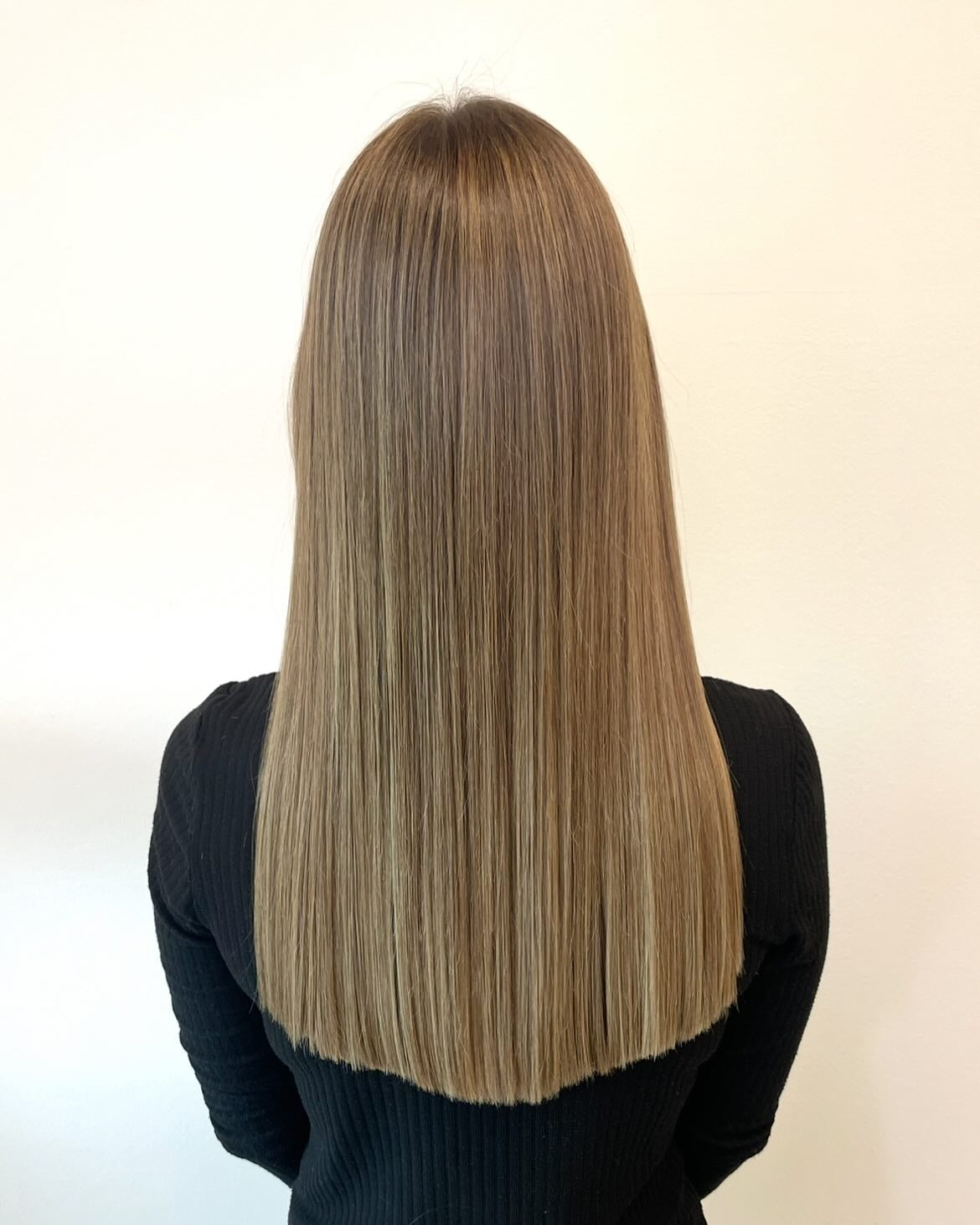 11. Beige Blonde Präzision geschnitten (gerade Frisuren)