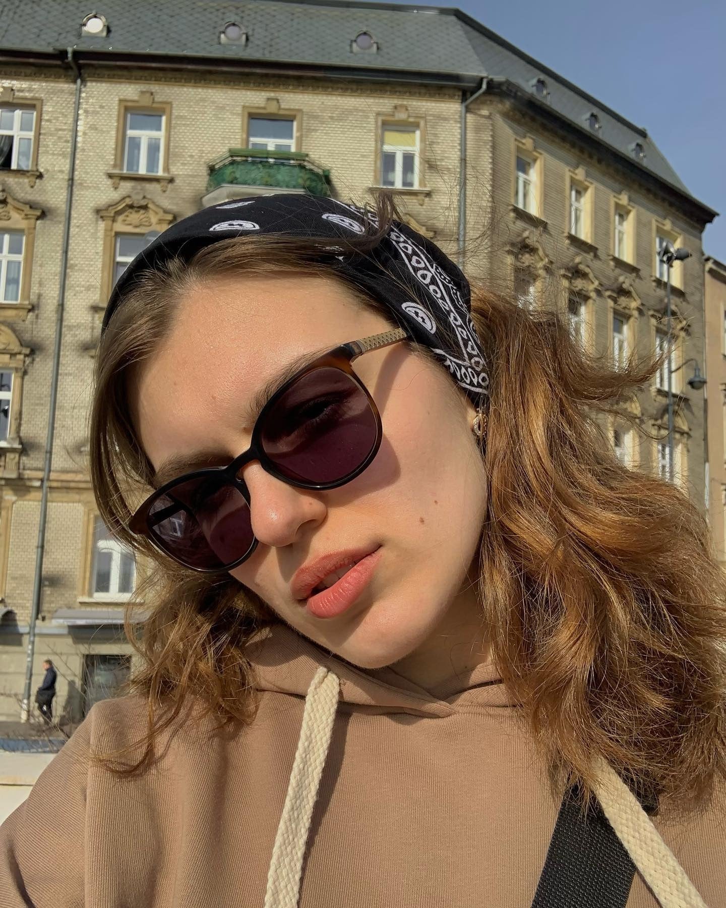 11. Black Paisley Bandana mit zerzausten mittleren Wellen (Bandana -Frisuren)