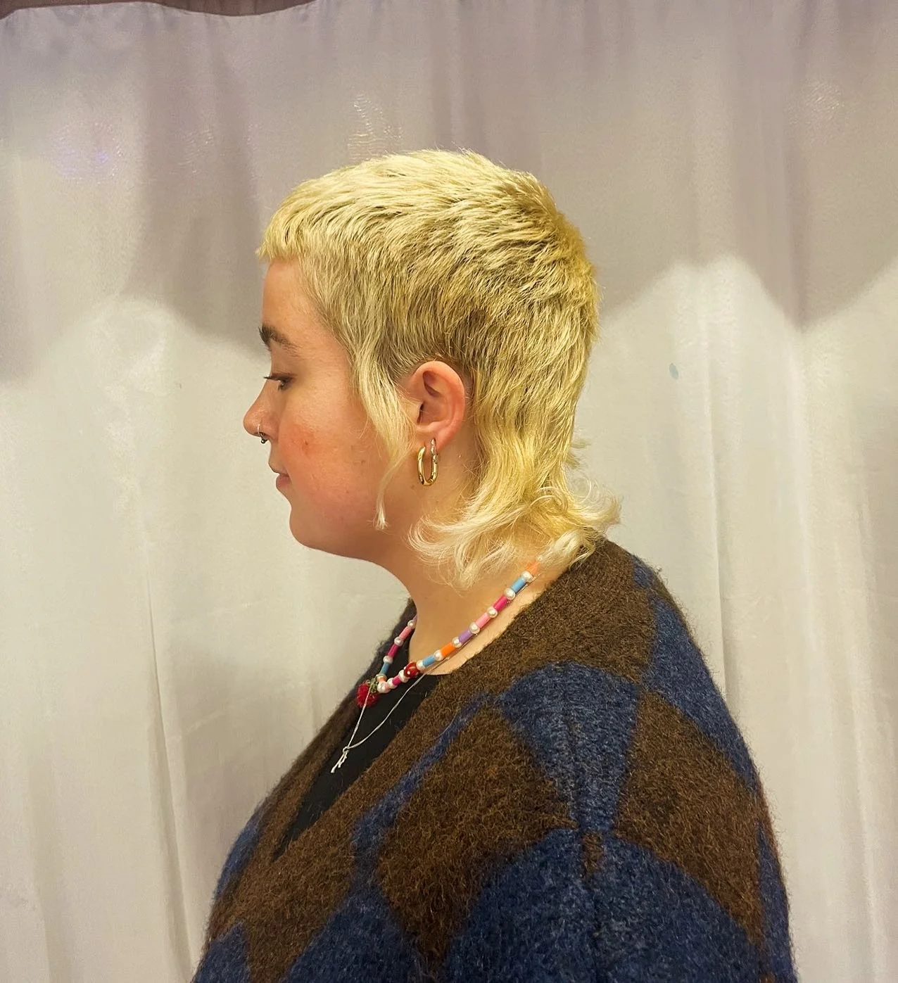 11. Bleach Blonde Choppy Micro Mullet (kurzes, abgehacktes Haar)