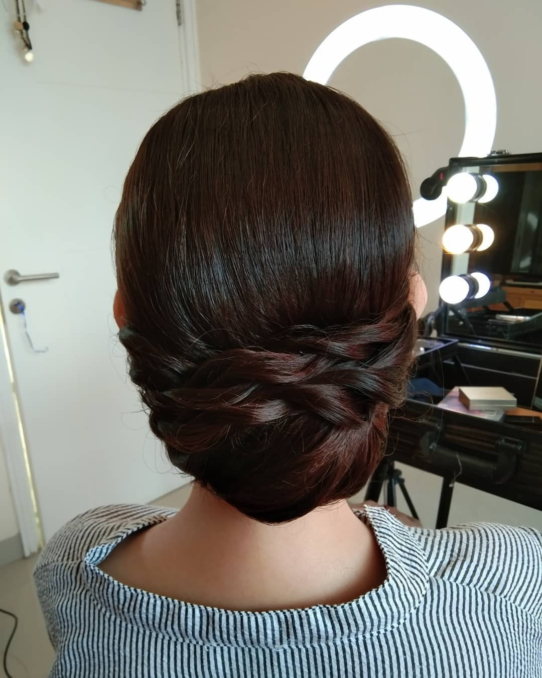 11. geflochtenes niedriges Brötchen mit tiefem Mahagoni -Braun (einfache Frisuren)