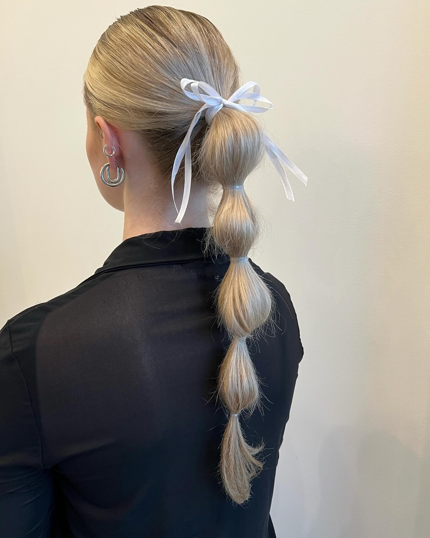 11. Blasenponytail mit Banddetail (Frühlingsfrisuren)