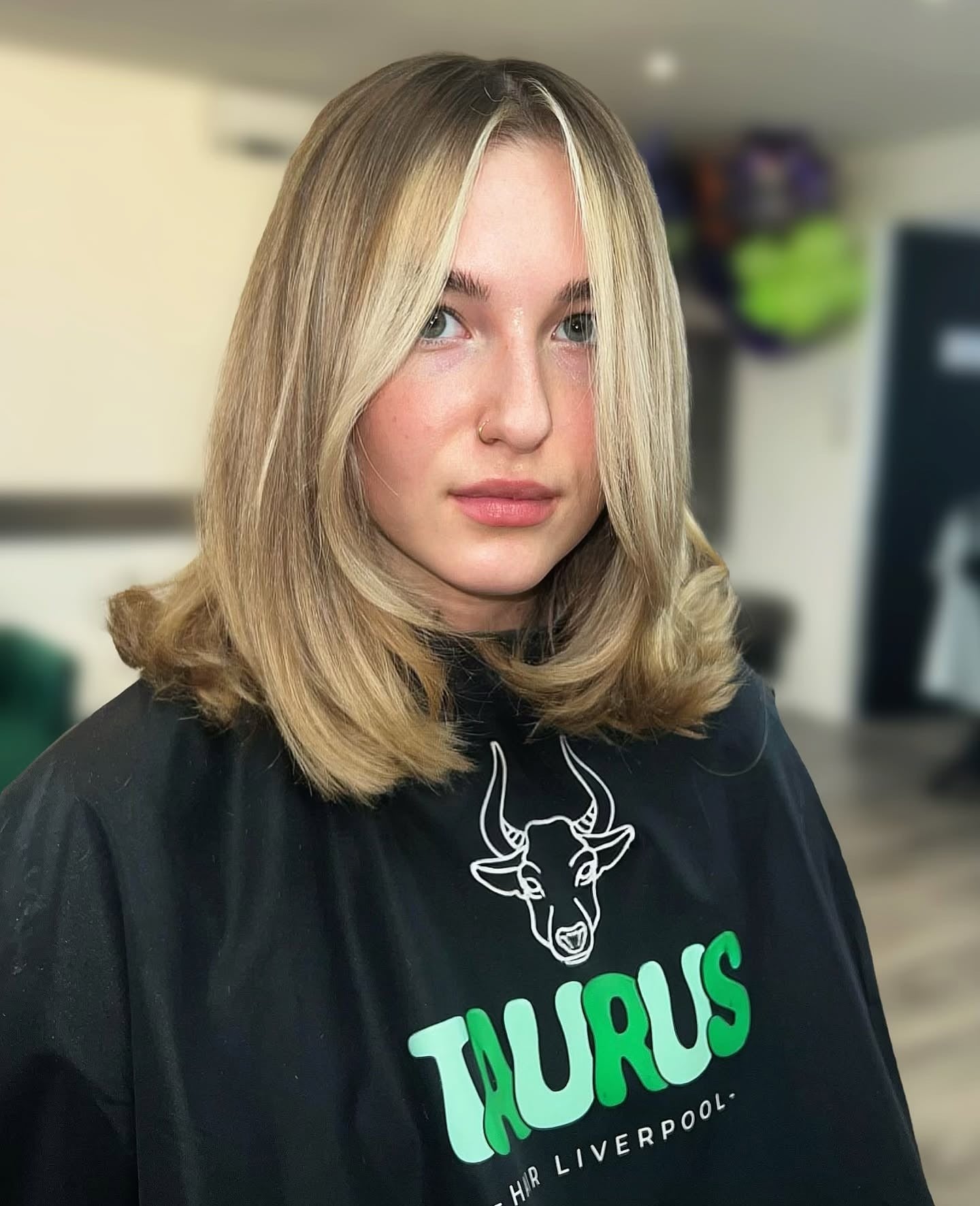 11. Butterblondes, geschichtetes Midi mit Vorhangfransen (Midi-Schnitt-Frisuren)