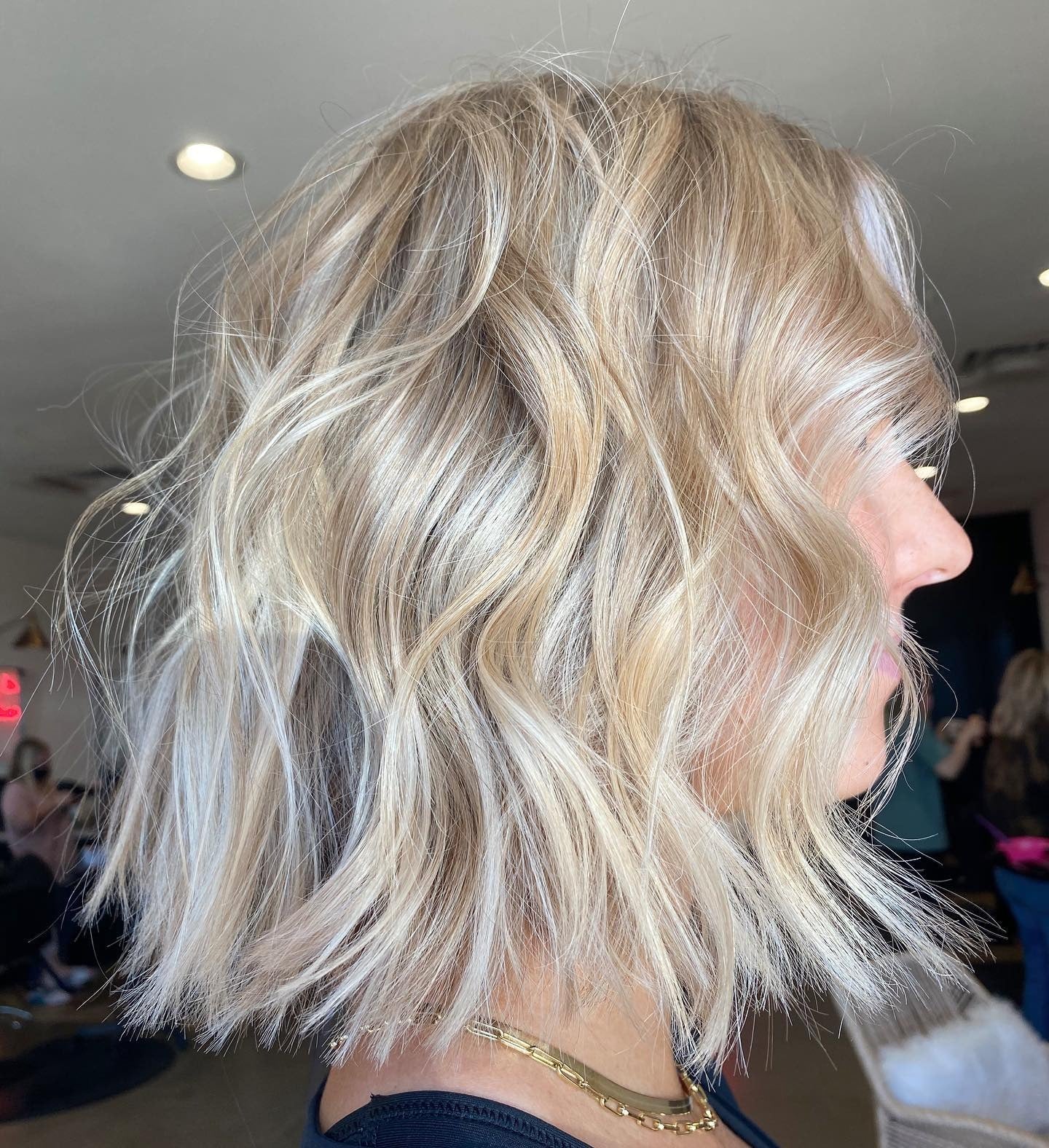 11. Champagnerblonder strukturierter Blunt Bob (kurzer Blunt Cut)