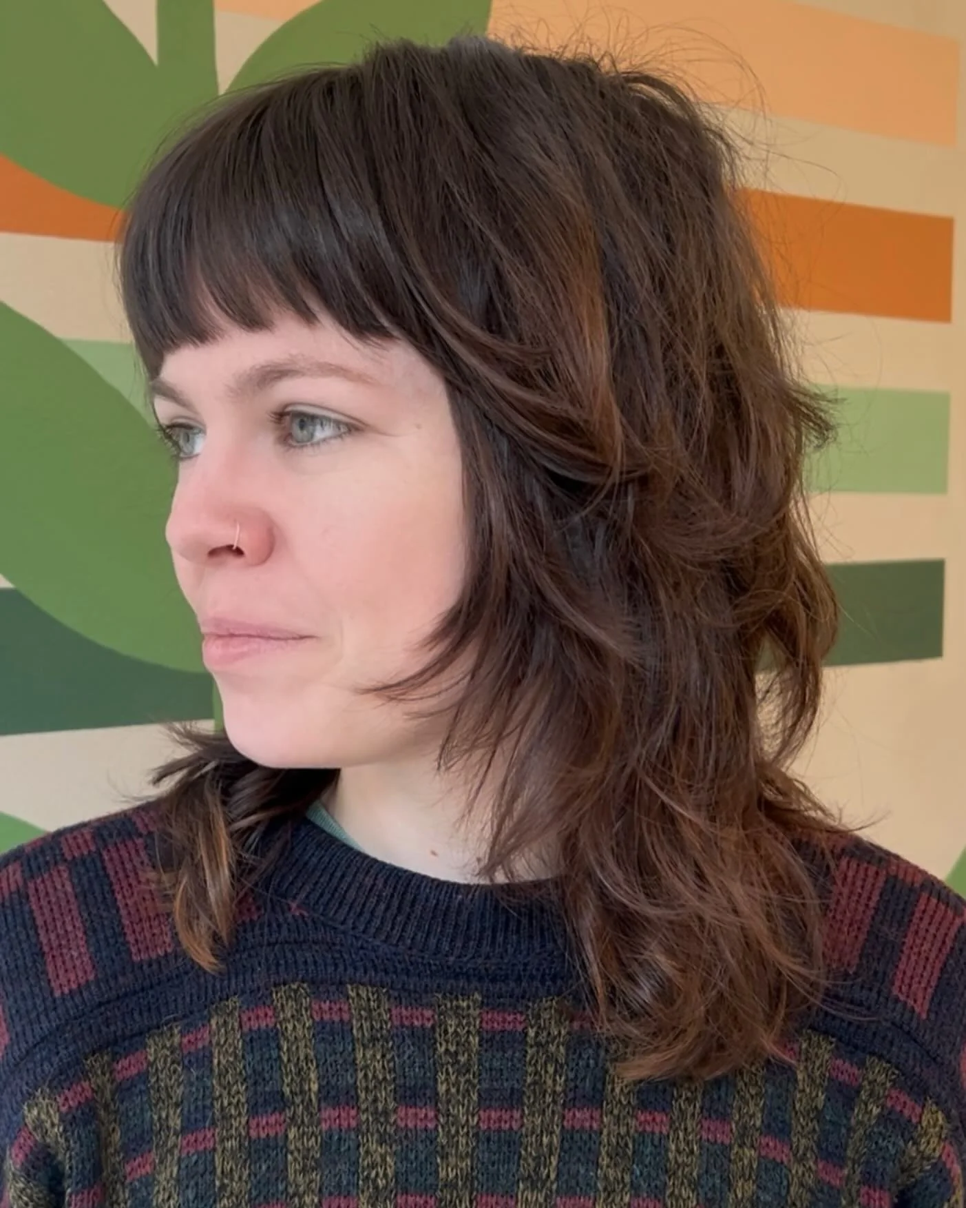 11. Kastanienbrauner Wolfsschnitt mit stumpfem, weichem Pony (Wolfshaarschnitt mit Pony)