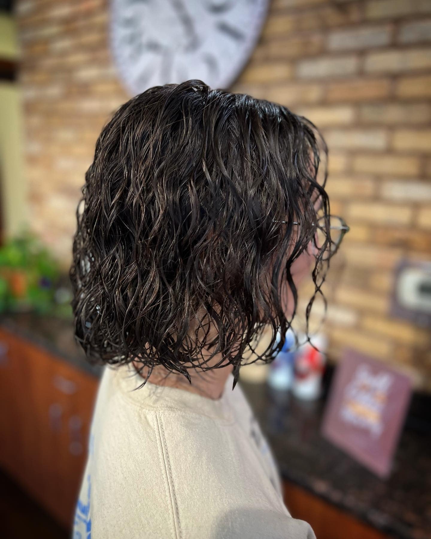 11. Kinnlänge dunkler Perm mit losen Wellen (Perm-Frisuren)