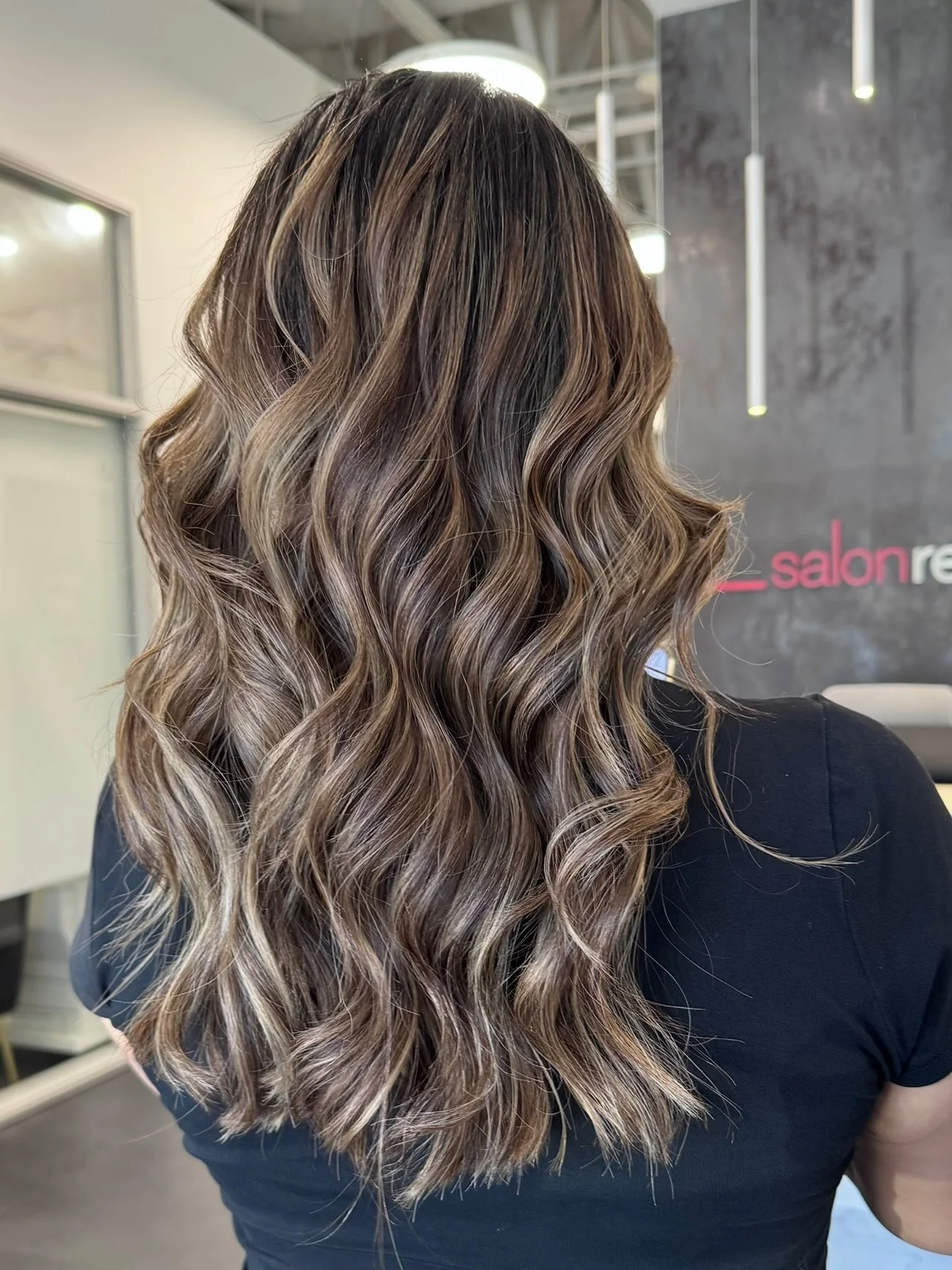 11. Schokoladenbrünettes Balayage mit weichen Bandwellen (Balayage-Haarfarben)