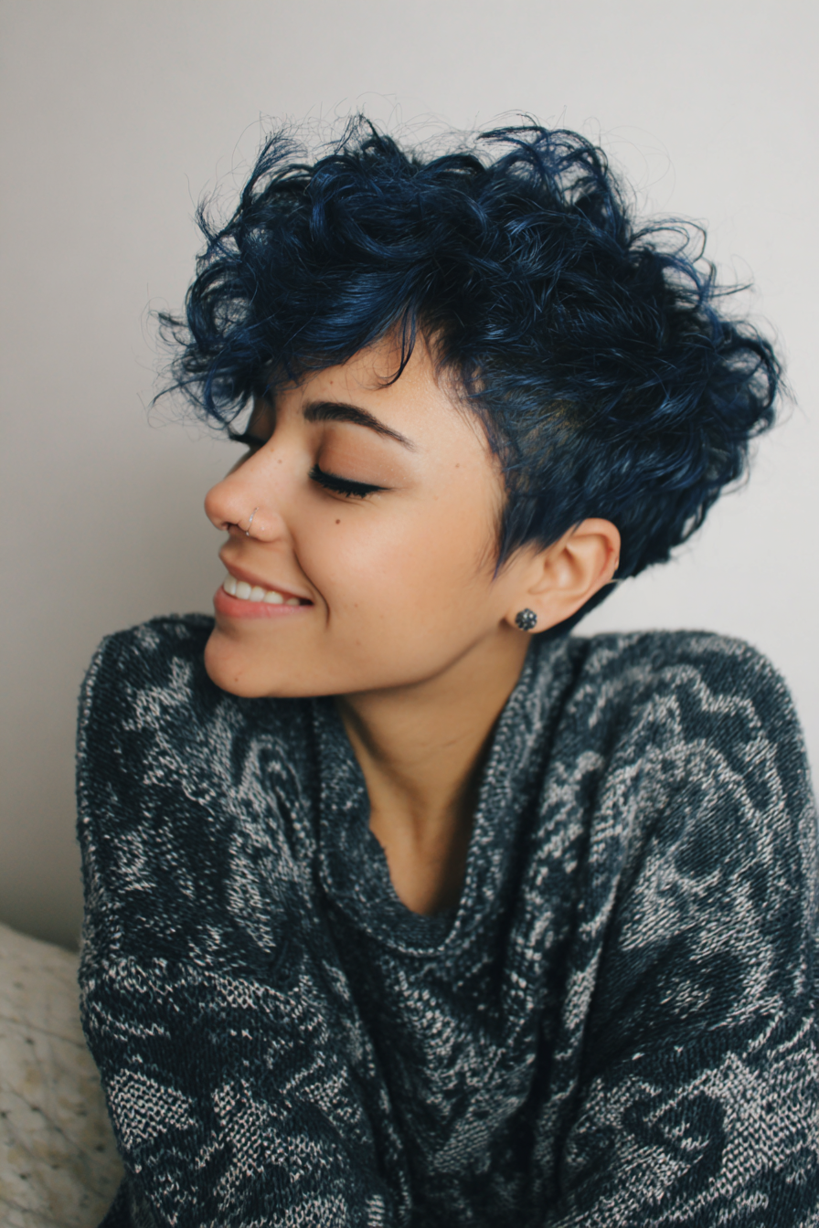 11. abgehackte Mitternachtsblau -Curly -Pixie (kurze lockige Haarschnitte für Frauen) - kurze lockige Haarschnitte für Frauen