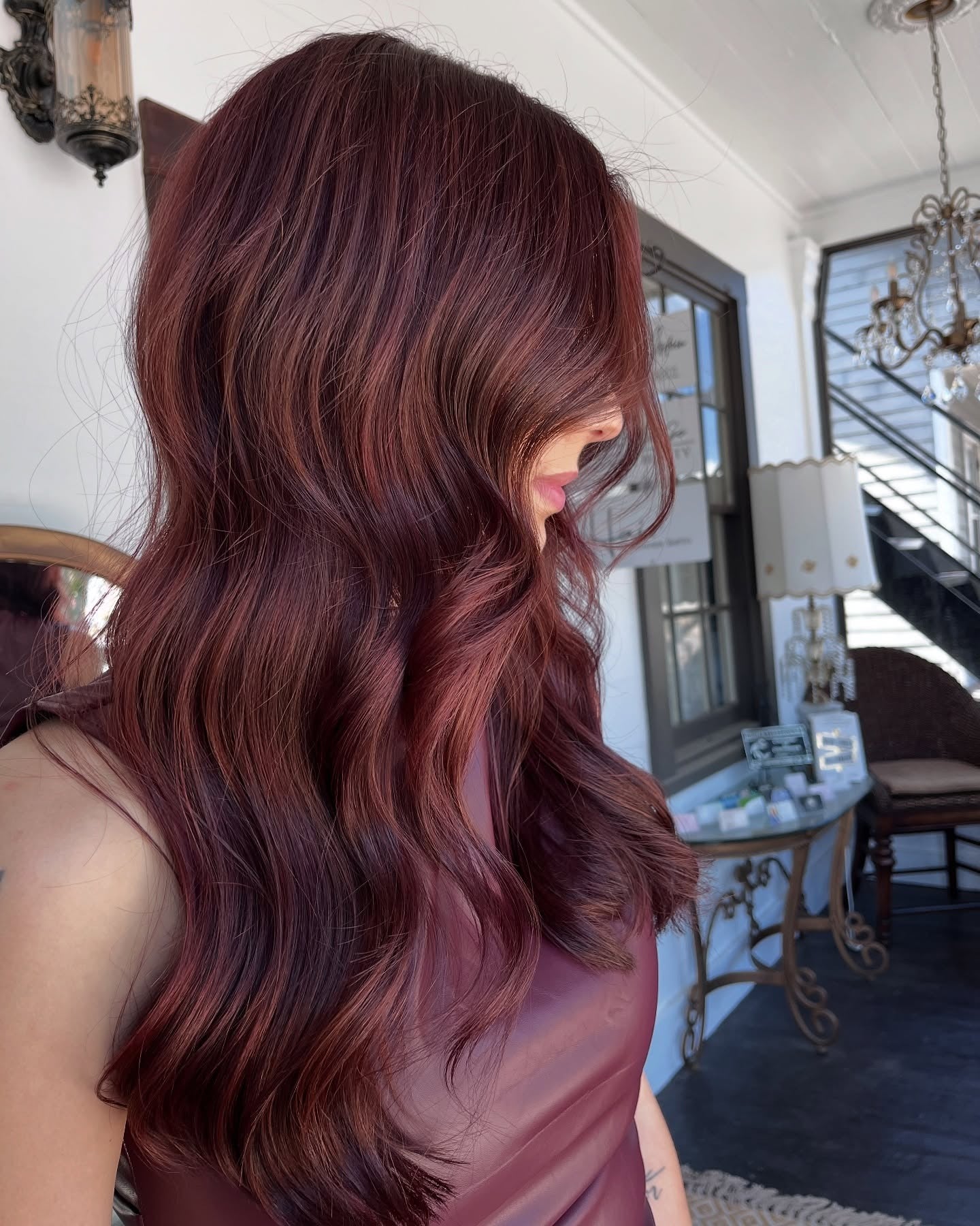 11. Zimt-Pflaumen-Wellen mit subtiler Dimension (Tiefburgunderrote Haarfarbe)