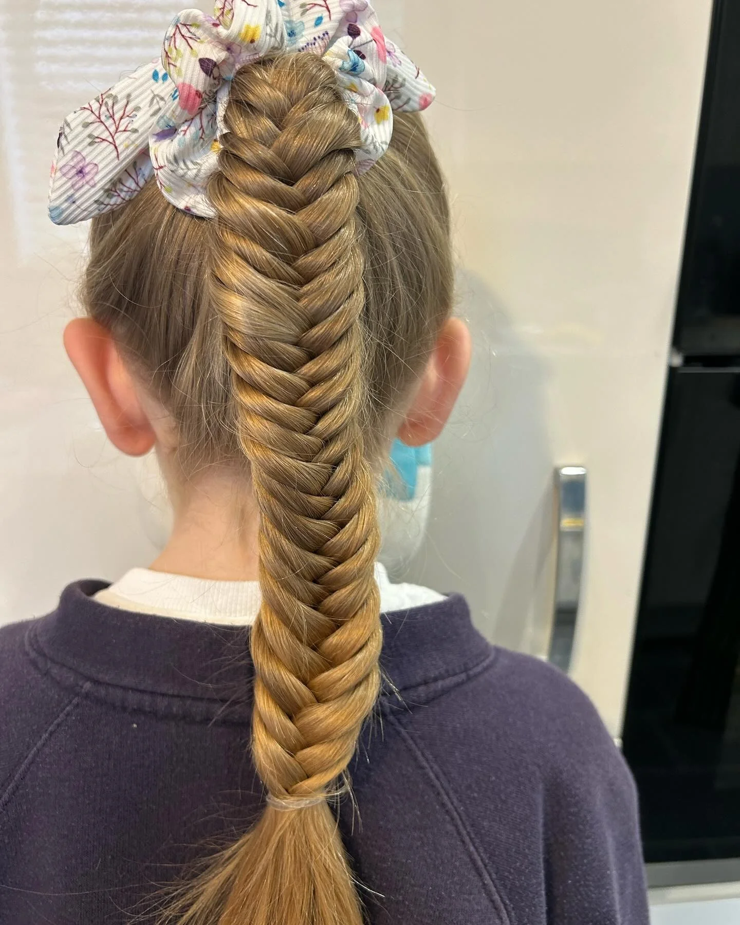 11. Klassischer enger Fischschwanzzopf auf warmem Honigblond (Fischschwanzzopffrisuren)