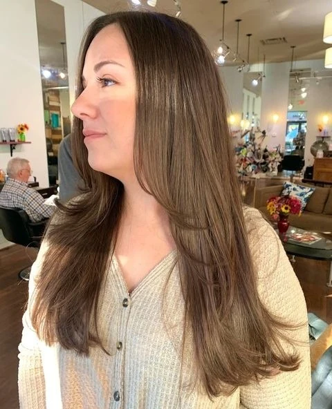 11. Coole brünette Stufen mit weicher Gesichtskontur (lange Stufenfrisuren)