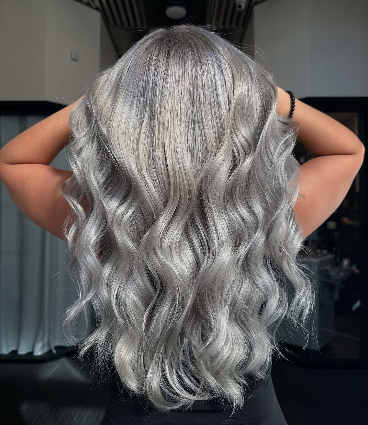 11. Cool Silver Shadow Root mit weichen Spiralwellen (Silberhaarfarbe)