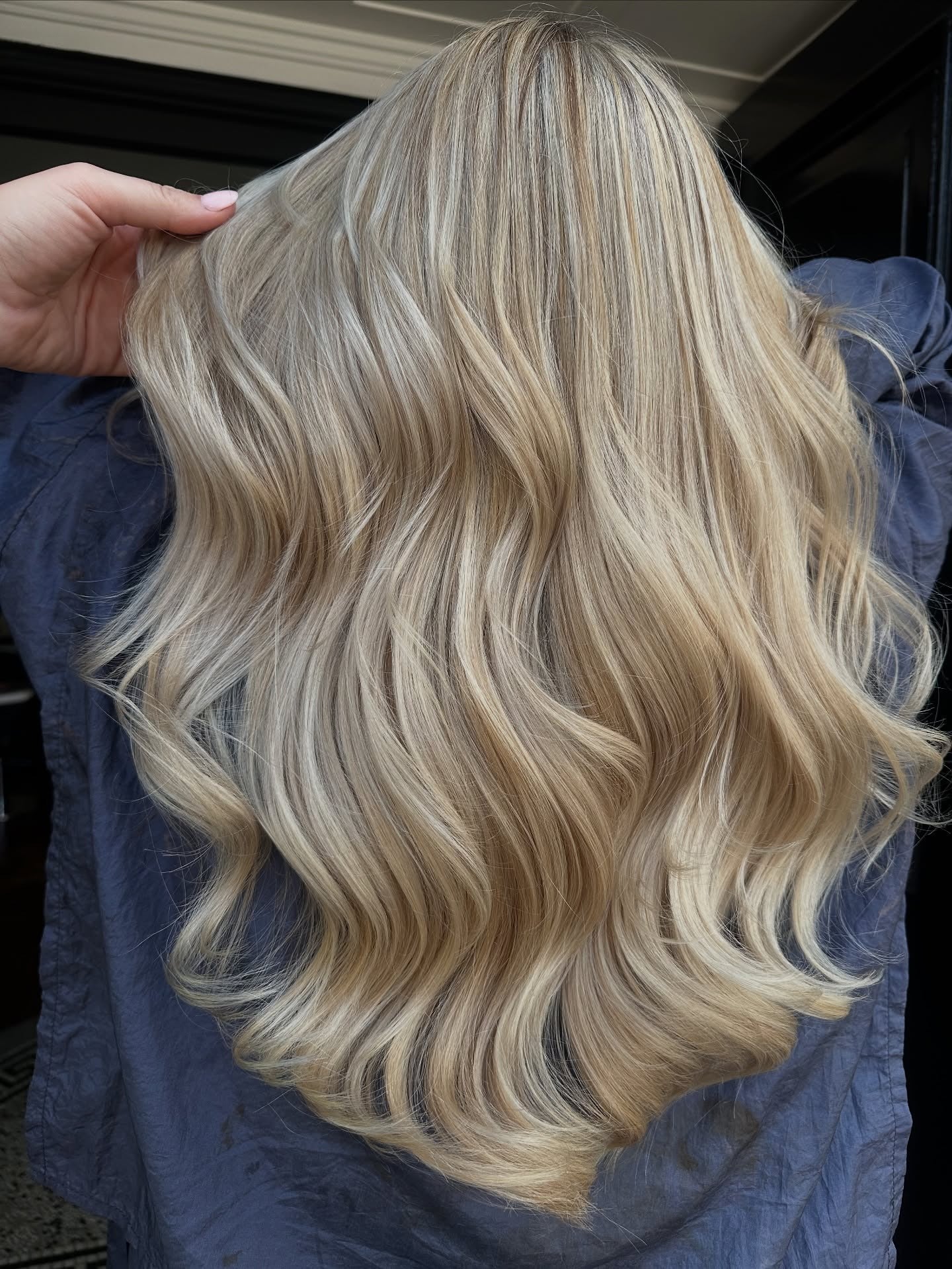 11. Creme Beige Blonde mit hüpfendes Finish (langes blondes Haar)