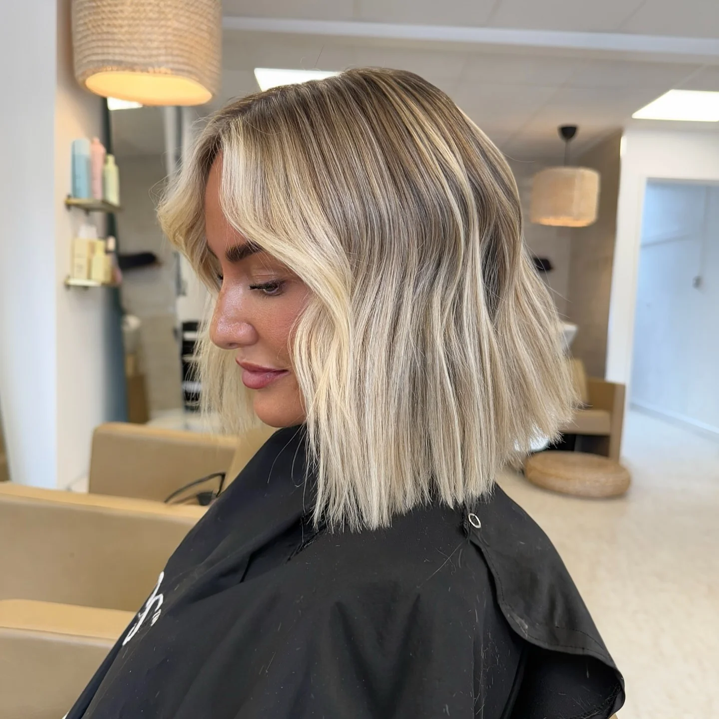 11. Cremiger blonder Bob mit glatter Textur (Messy Bob Haircut)
