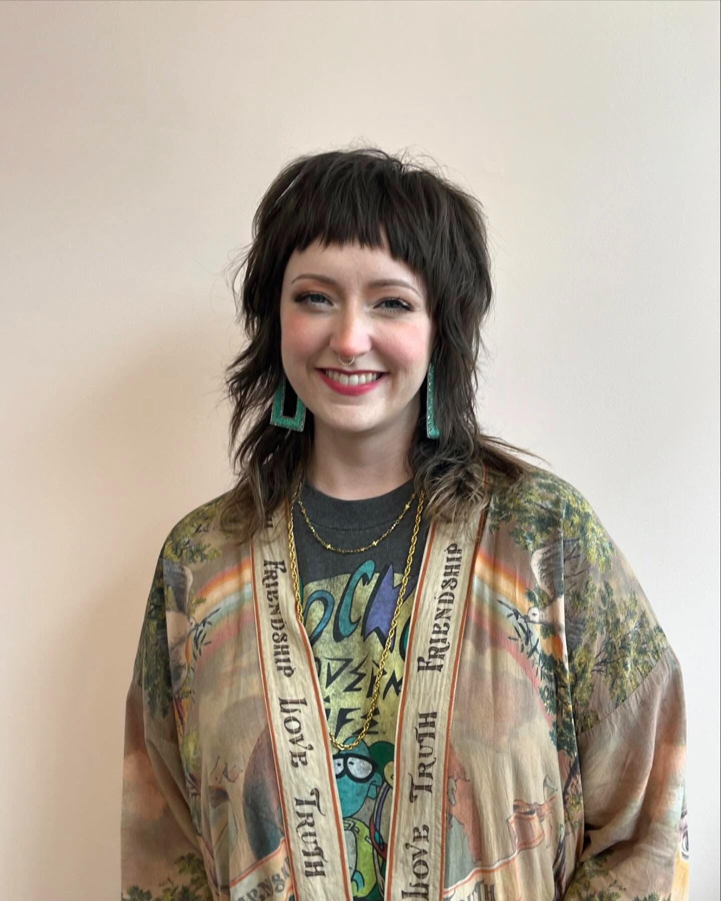 11. Cropped Charcoal Shag mit stumpfem Mikrofransen (kurze Shag -Haarschnitte)