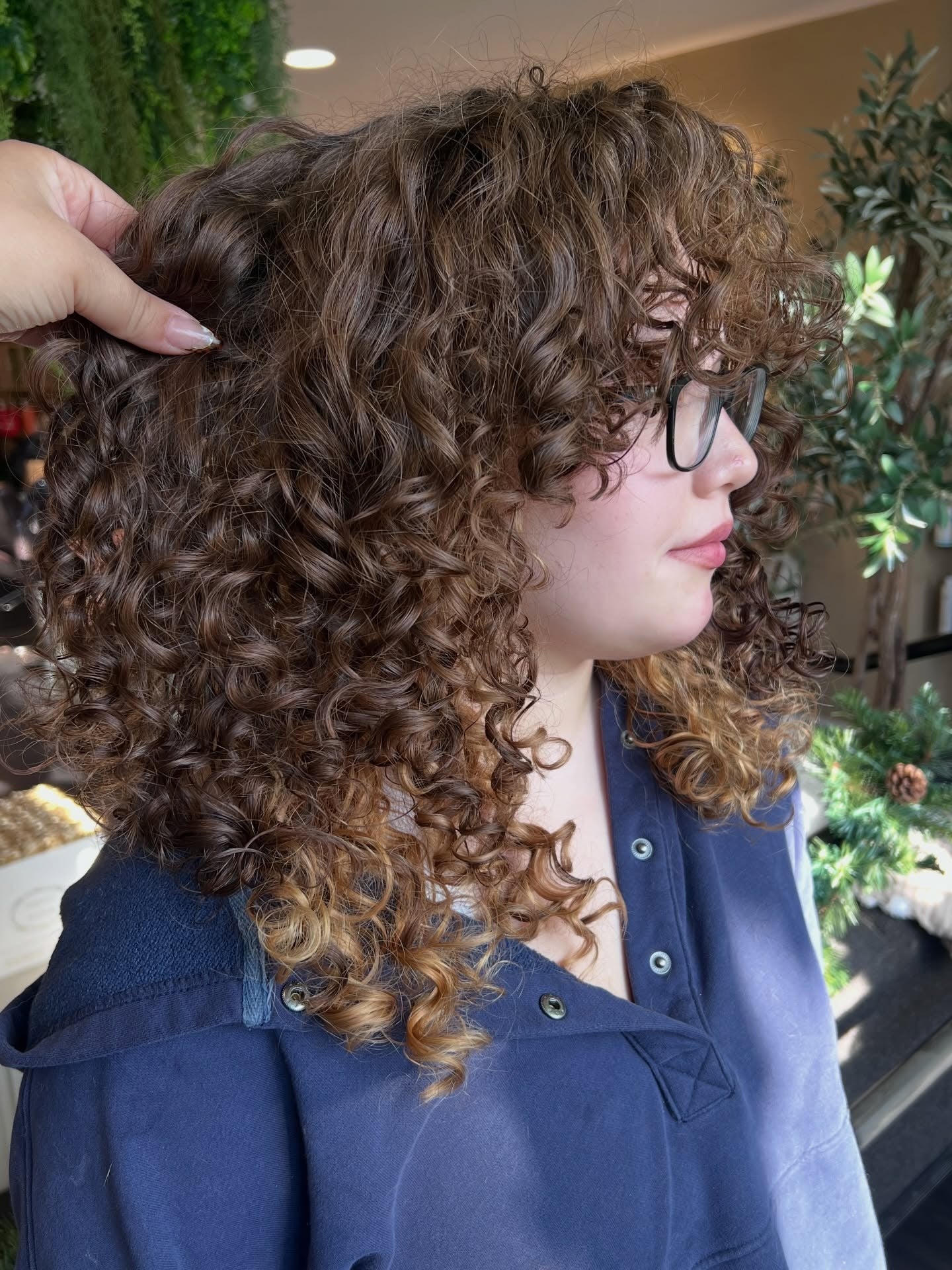 11. Curly Shag mit Caramel Tips auf Deep Brunette (lockige Frisuren)
