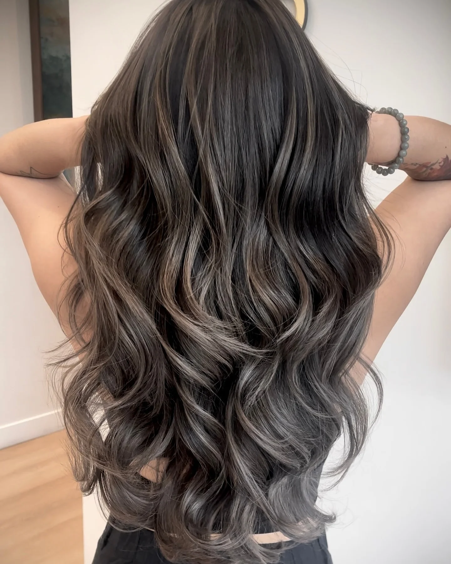 11. Dunkelbraune Wellen mit rauchigen Beige-Highlights (braunes Haar mit Highlights)