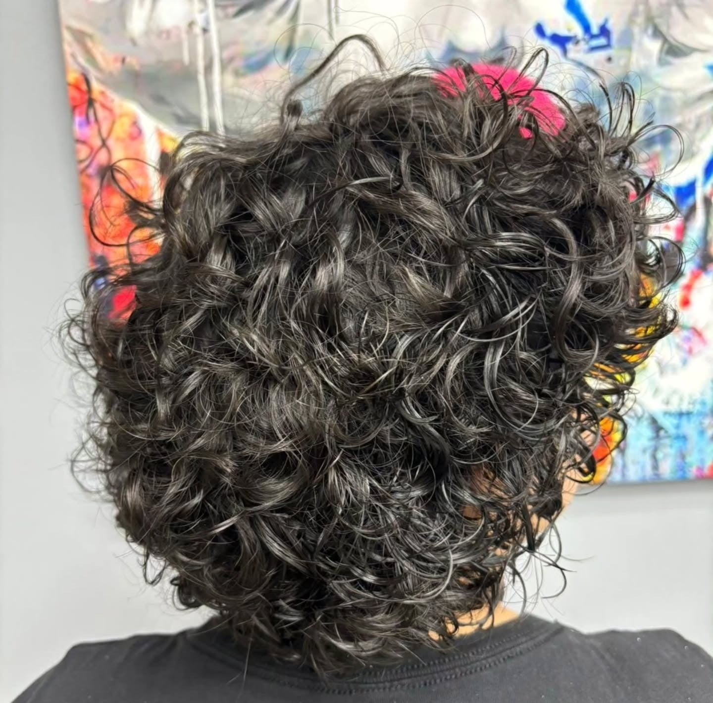 11. Dark Charcoal Curly Pixie mit Volumen (Curly Pixie-Frisuren)