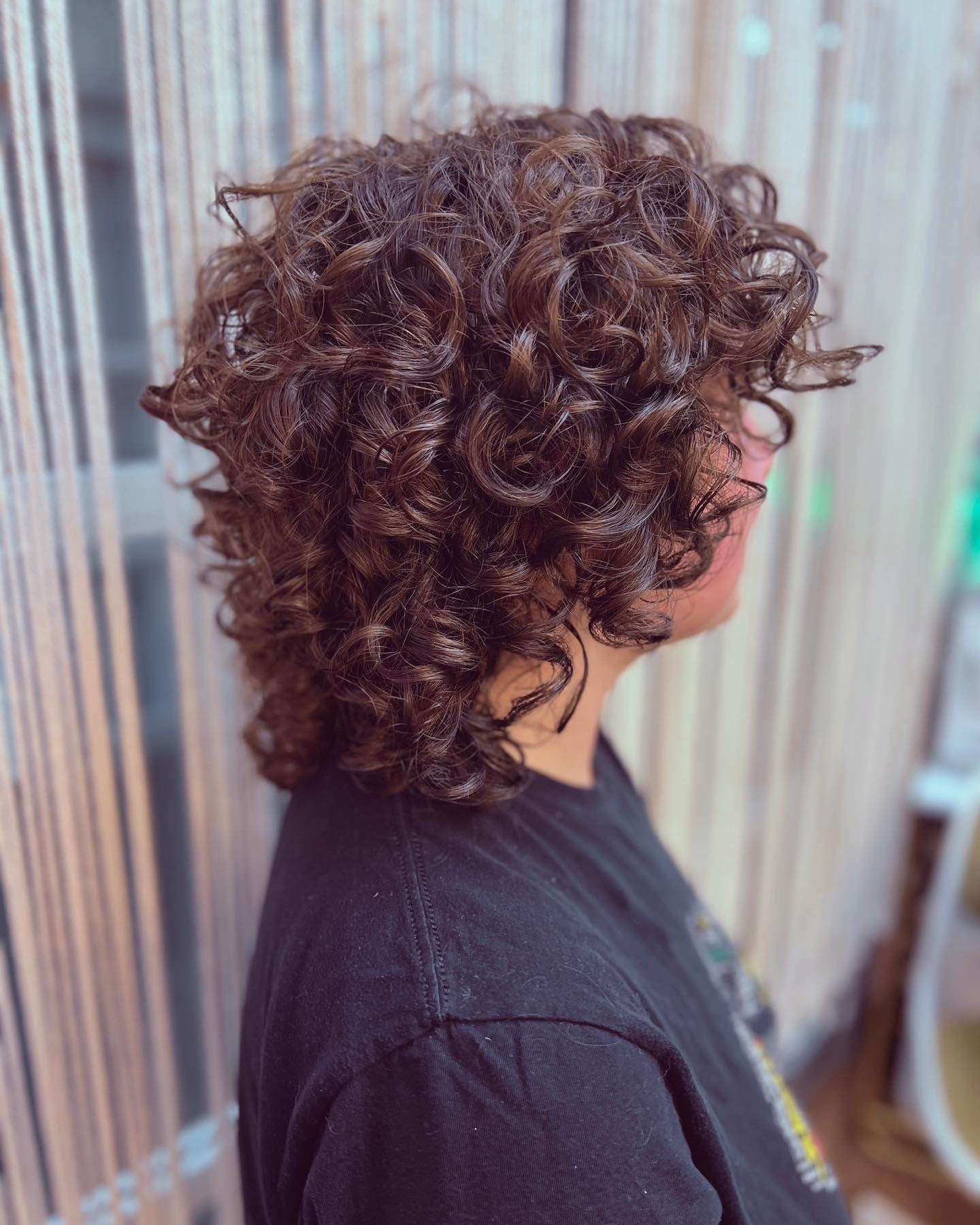 11. Definiertes lockiges Wolf in Kastanienbraun (lockiger Wolfshaarschnitt)