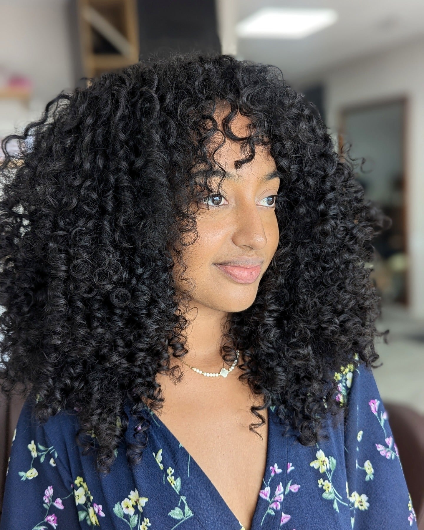 11. Definierte Mitternacht schwarze Locken mit leichtem Gesichtsrahmen (lockige Frisuren)