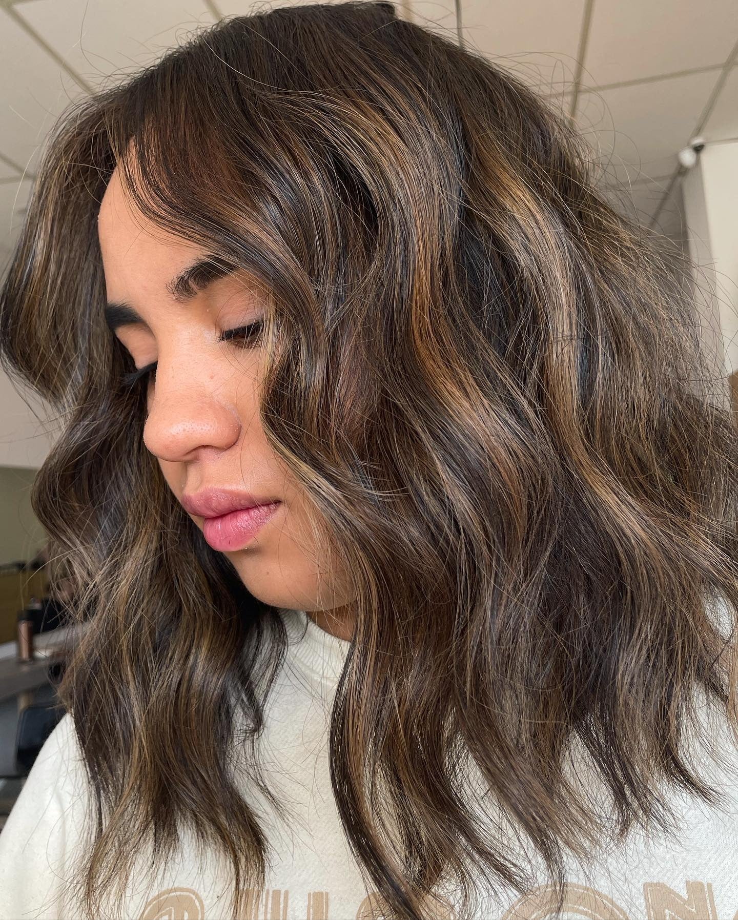 11. Dimensionale Schokoladenwellen mit subtilen Highlights (mittelgroße Frisuren)