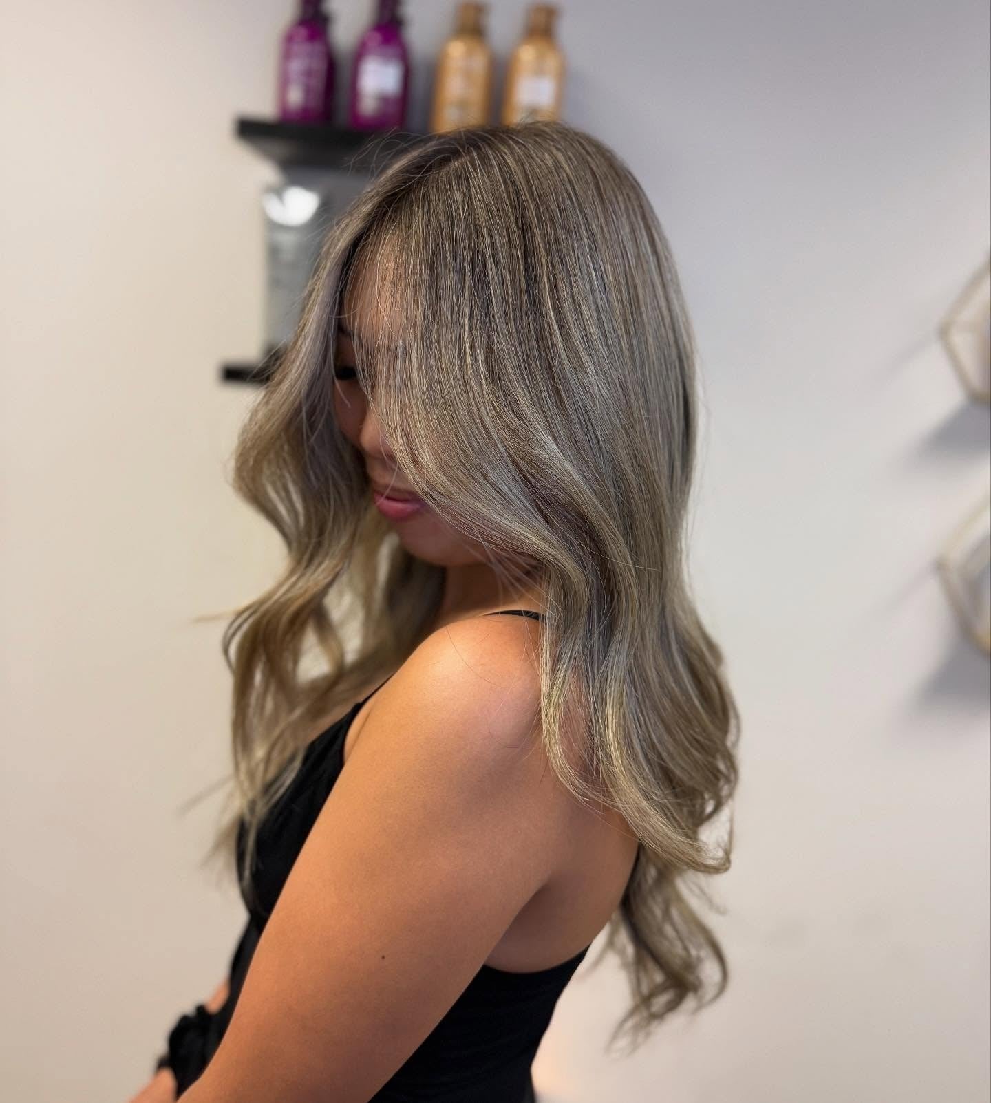 11. Gesichtsfeind-Aschewellen (aschblonde Haarfarbe)