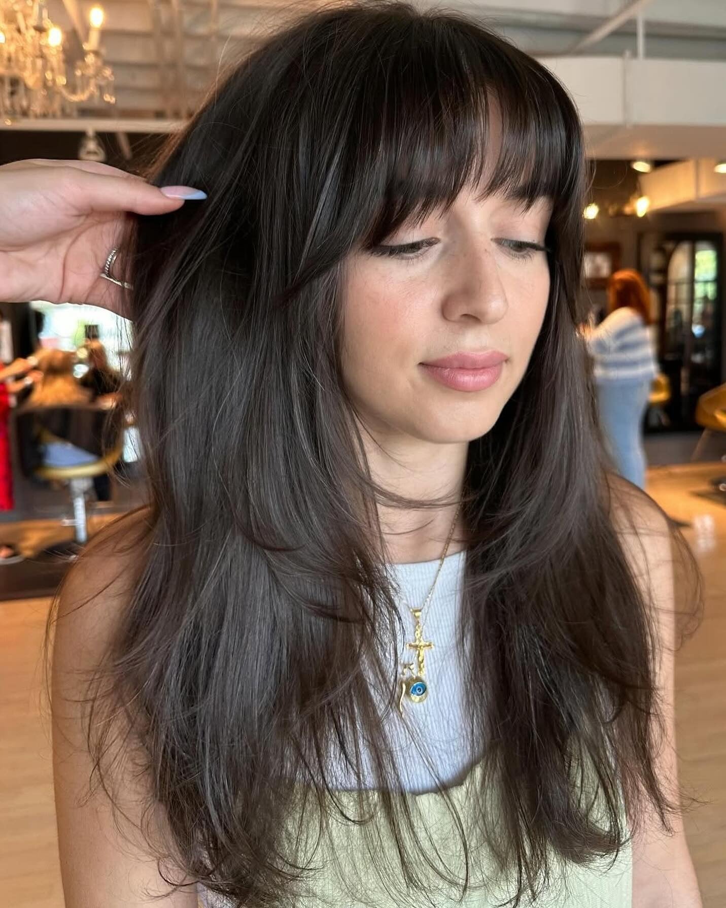 11. Federned brennette Schichten mit abgerundeten Pony (Pony Frisuren)