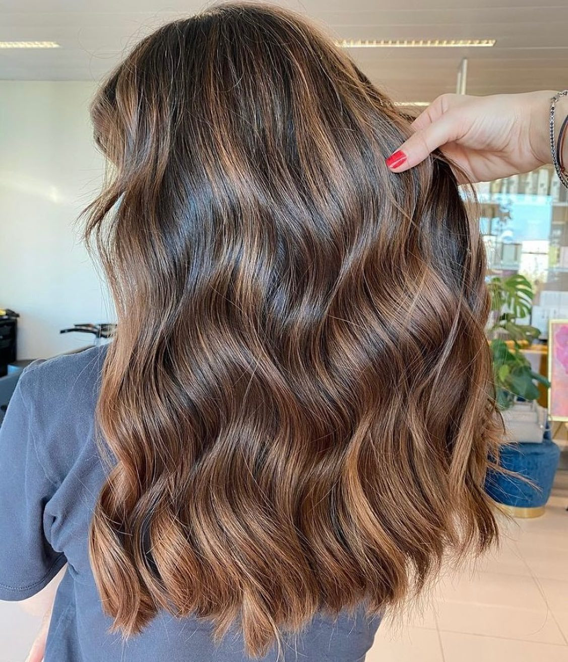 11. Glänzende Kastanienbalayage mit weichen Wellen (Balayage Haarfarben)