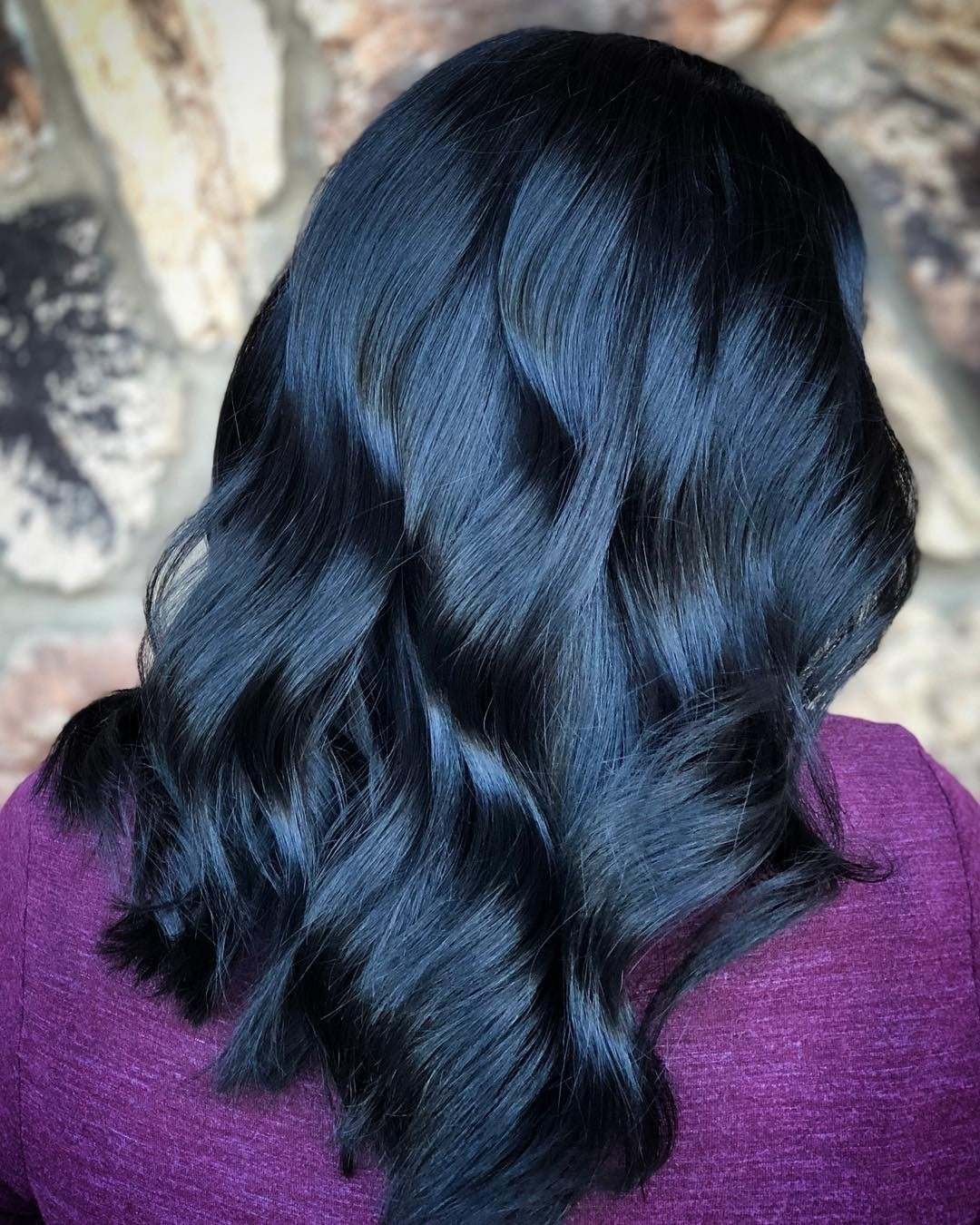 11. Glänzende mitternachtsblaue weiche Wellen (Mitternachtsblaue Haarfarbe)