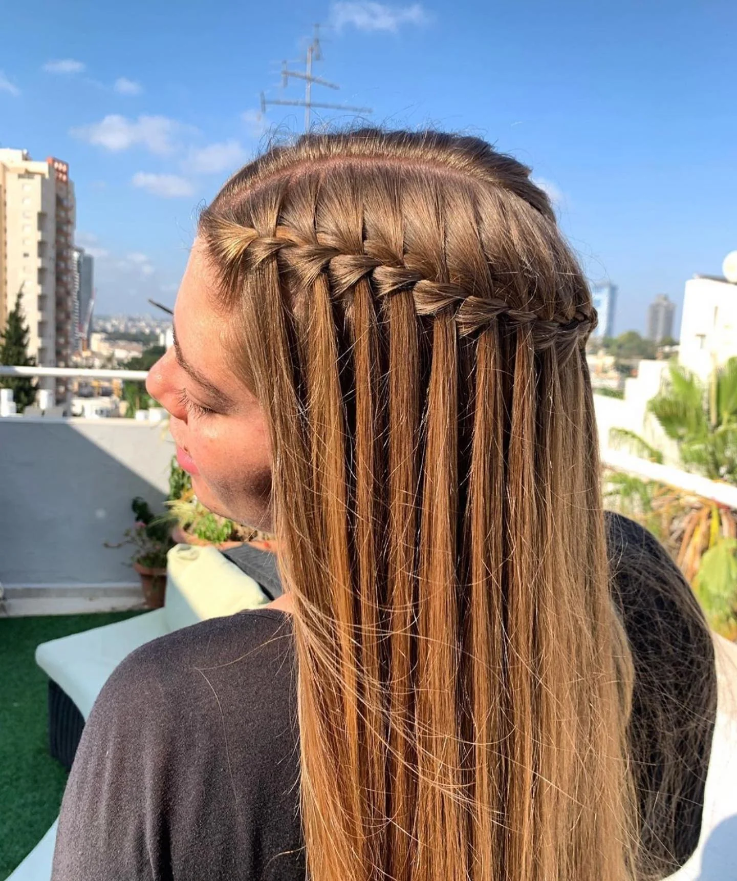 11. Golden Amber Straight Waterfall Braid (Wasserfall-Zopf-Frisuren)