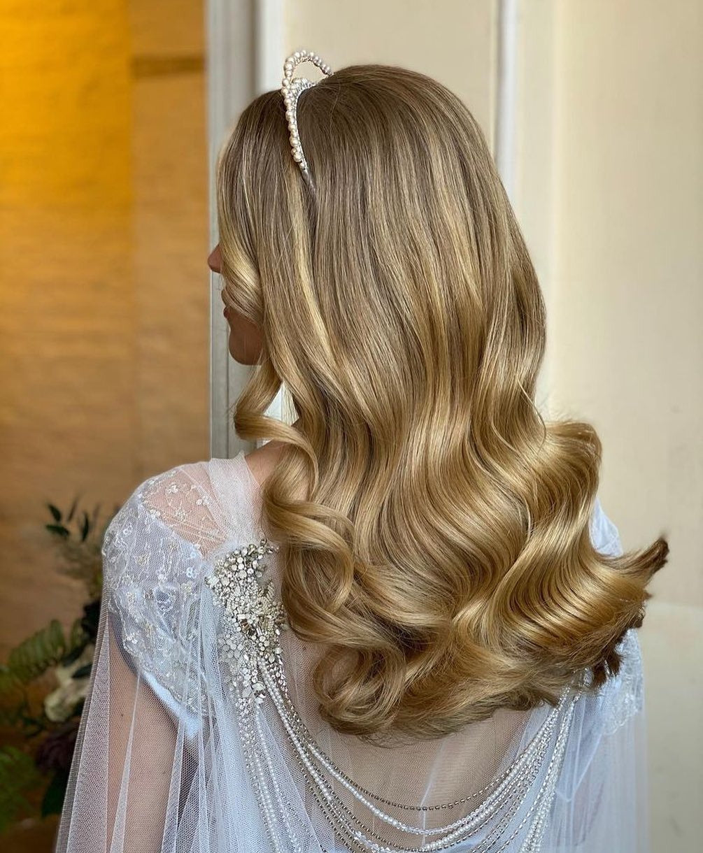11. Goldene Perle Glamwellen mit Kristalldetail (Glamwellen Frisuren)